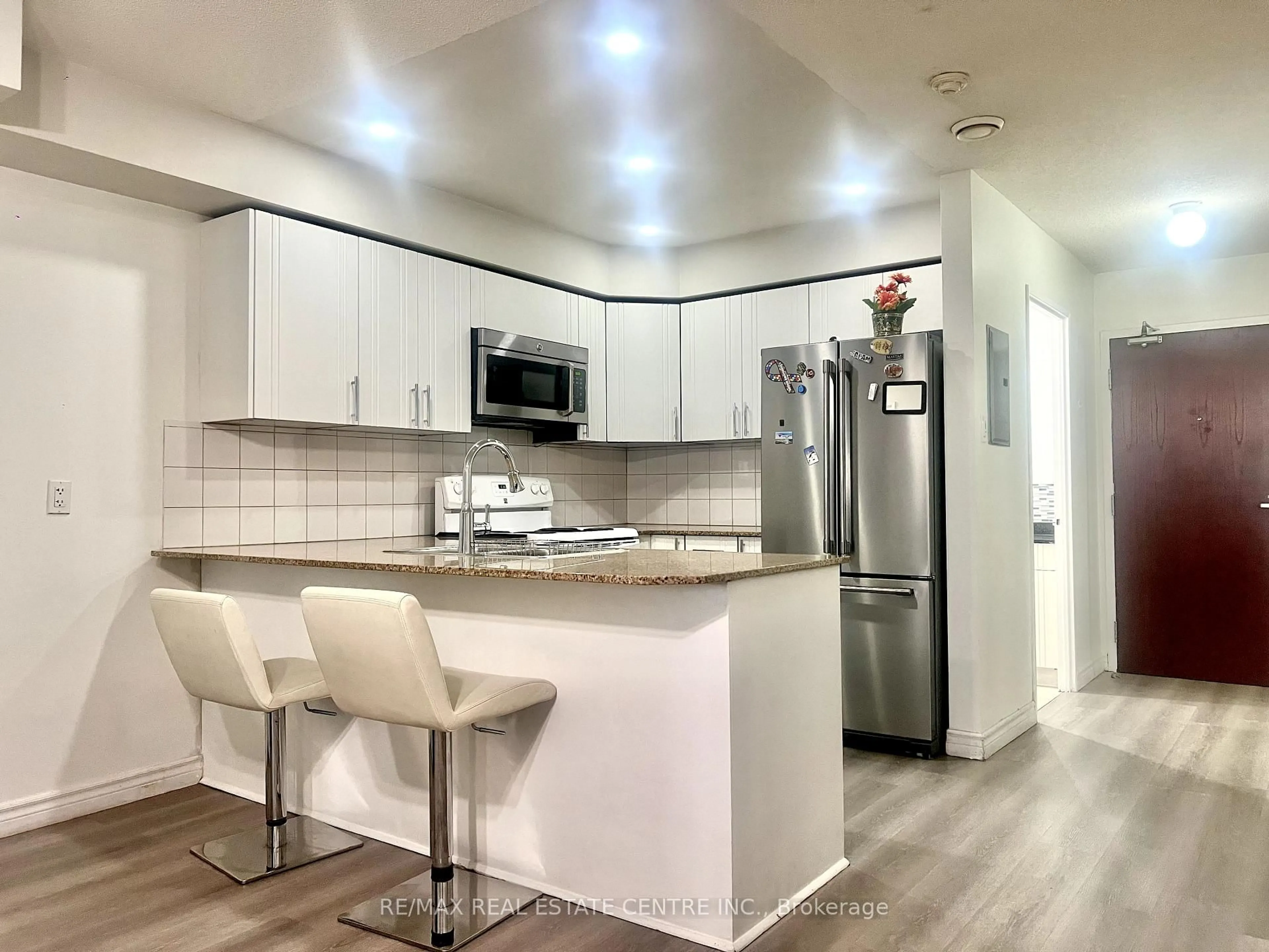Standard kitchen, unknown for 7405 Goreway Dr #501, Mississauga Ontario L4T 0A3
