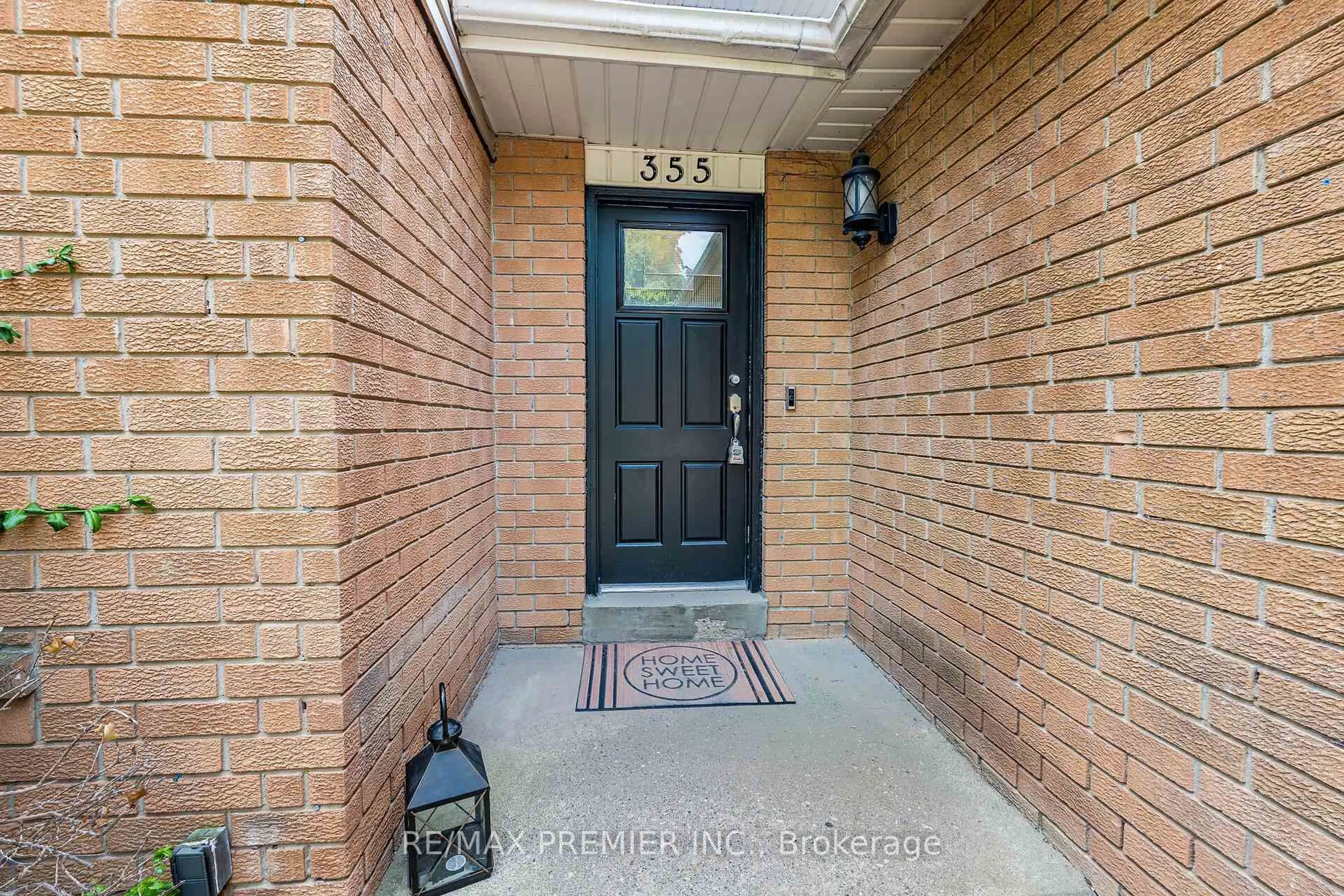 Indoor entryway for 355 Hersey Cres, Caledon Ontario L7E 3Z6