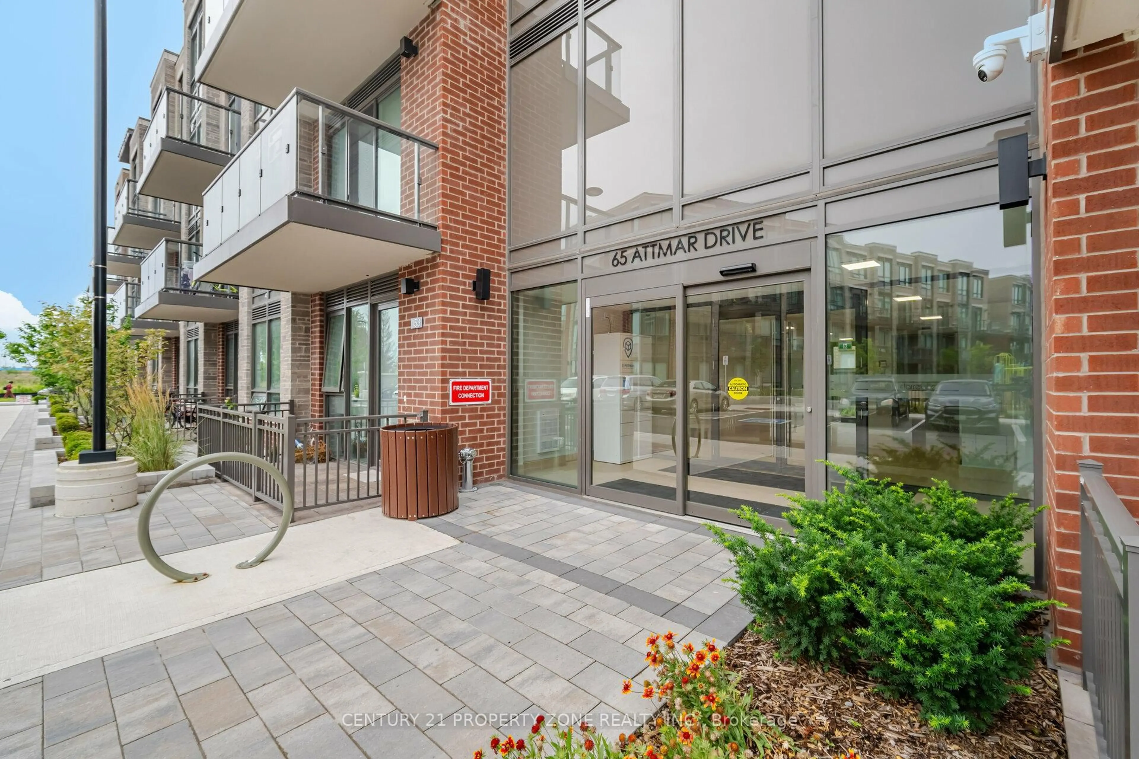 Indoor foyer for 65 Attmar Dr #263, Brampton Ontario L6P 0Y6