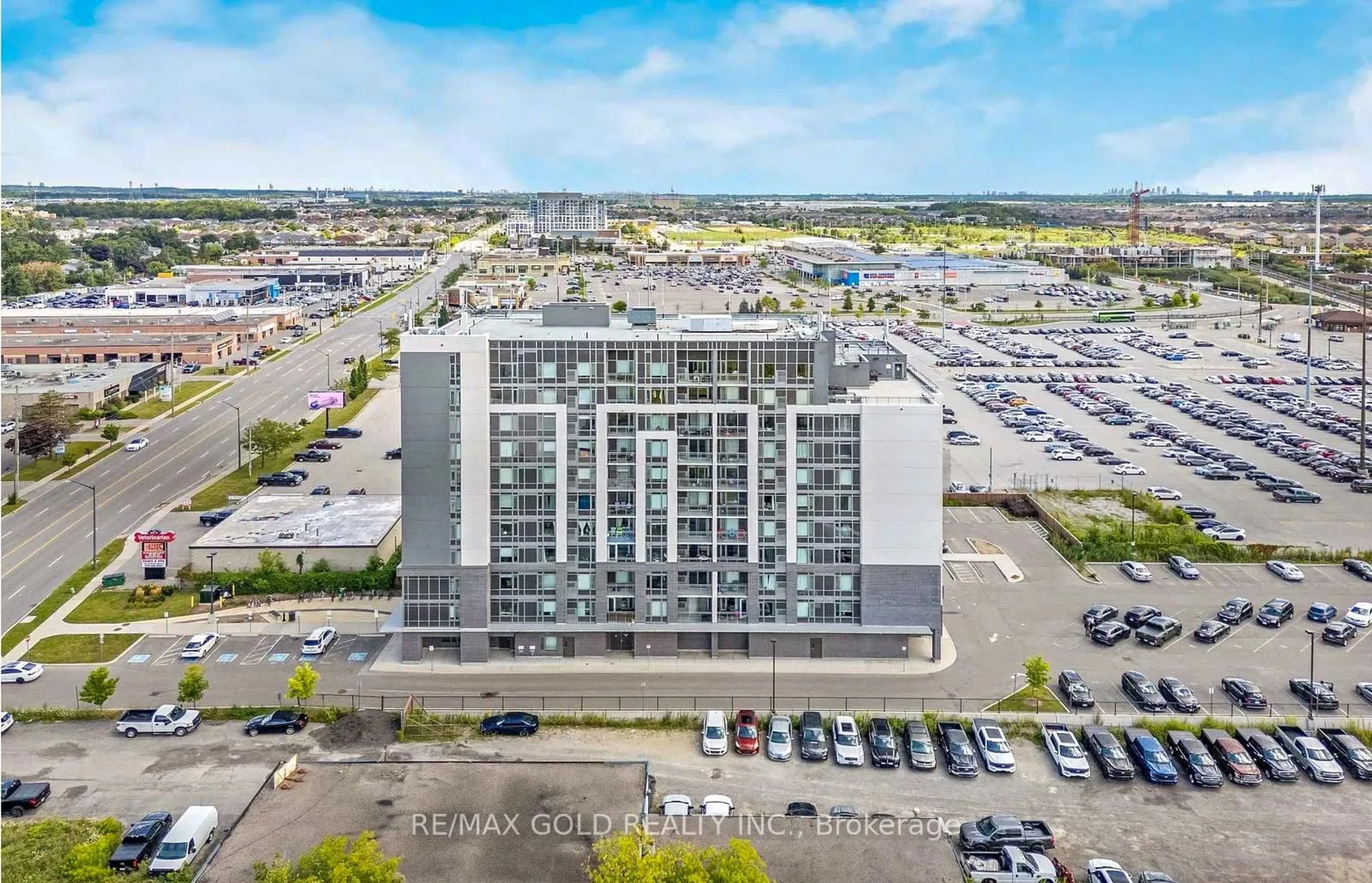 A pic from outside/outdoor area/front of a property/back of a property/a pic from drone, unknown for 716 Main St, Milton Ontario L9T 3P6