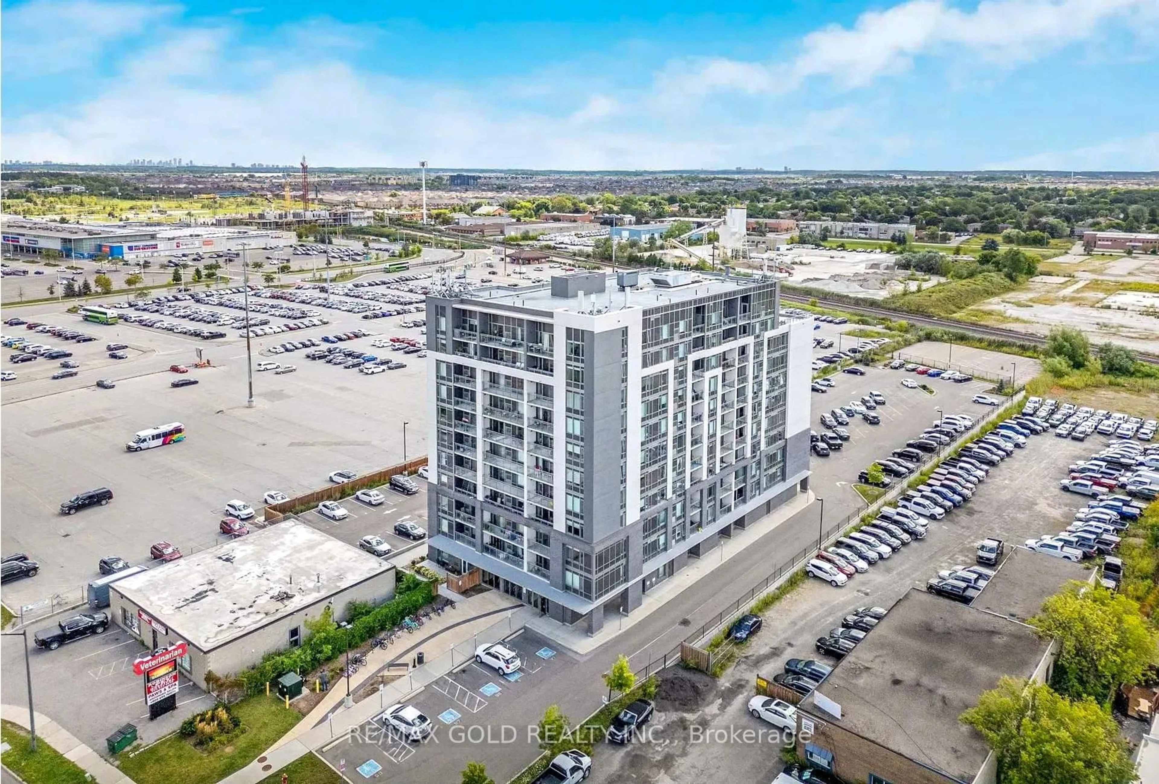 A pic from outside/outdoor area/front of a property/back of a property/a pic from drone, building for 716 Main St, Milton Ontario L9T 3P6