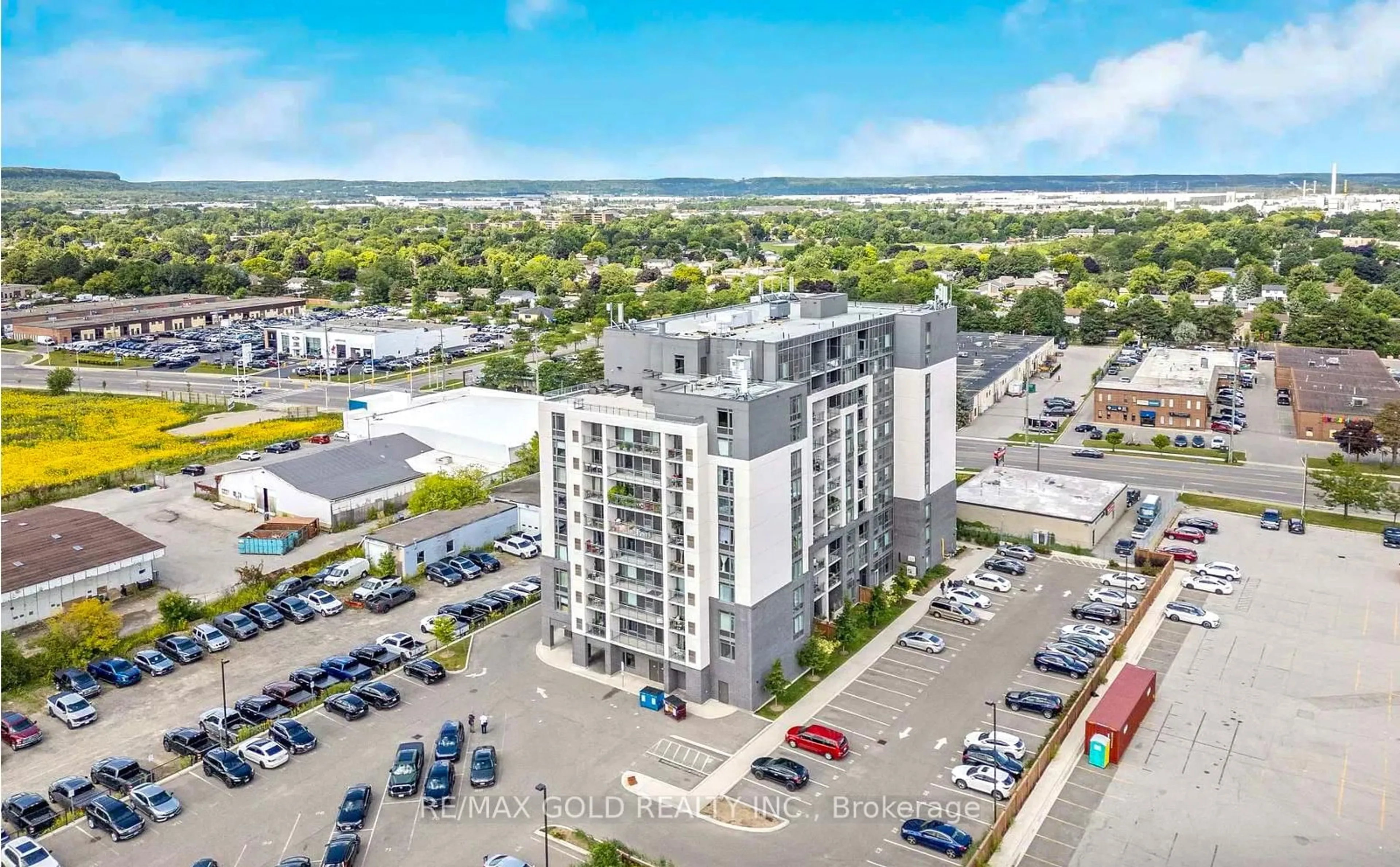 A pic from outside/outdoor area/front of a property/back of a property/a pic from drone, city buildings view from balcony for 716 Main St, Milton Ontario L9T 3P6