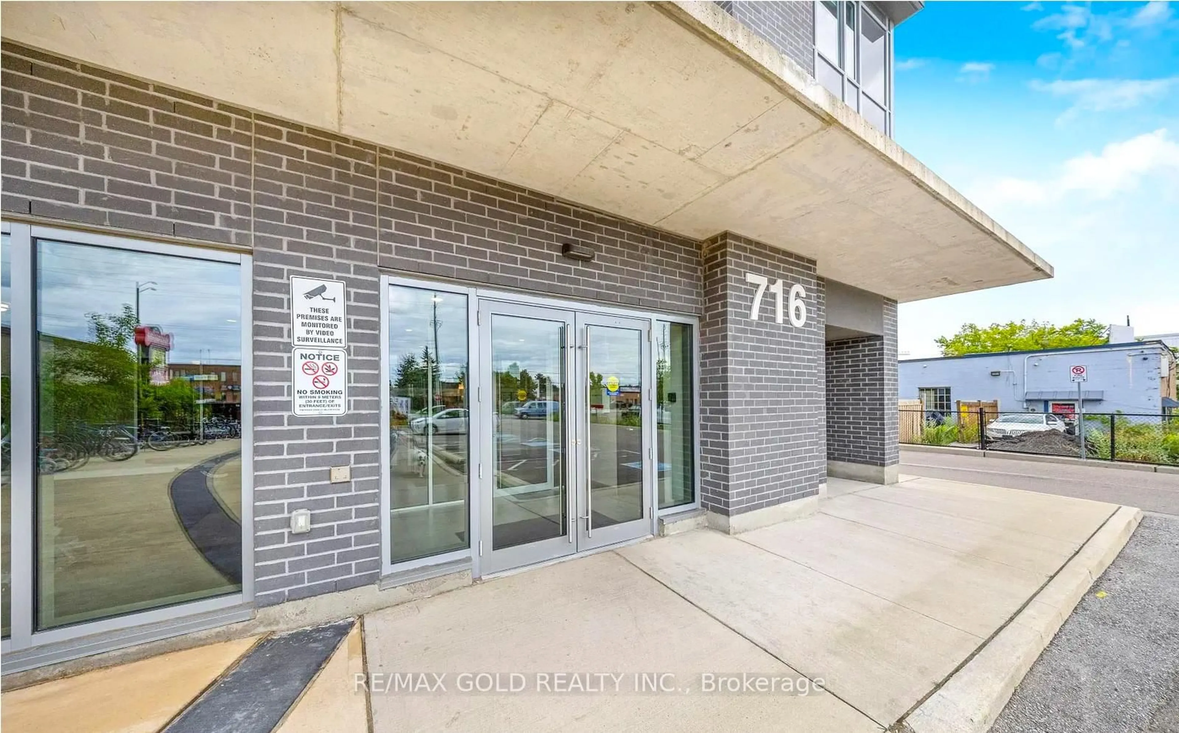 Indoor foyer for 716 Main St, Milton Ontario L9T 3P6