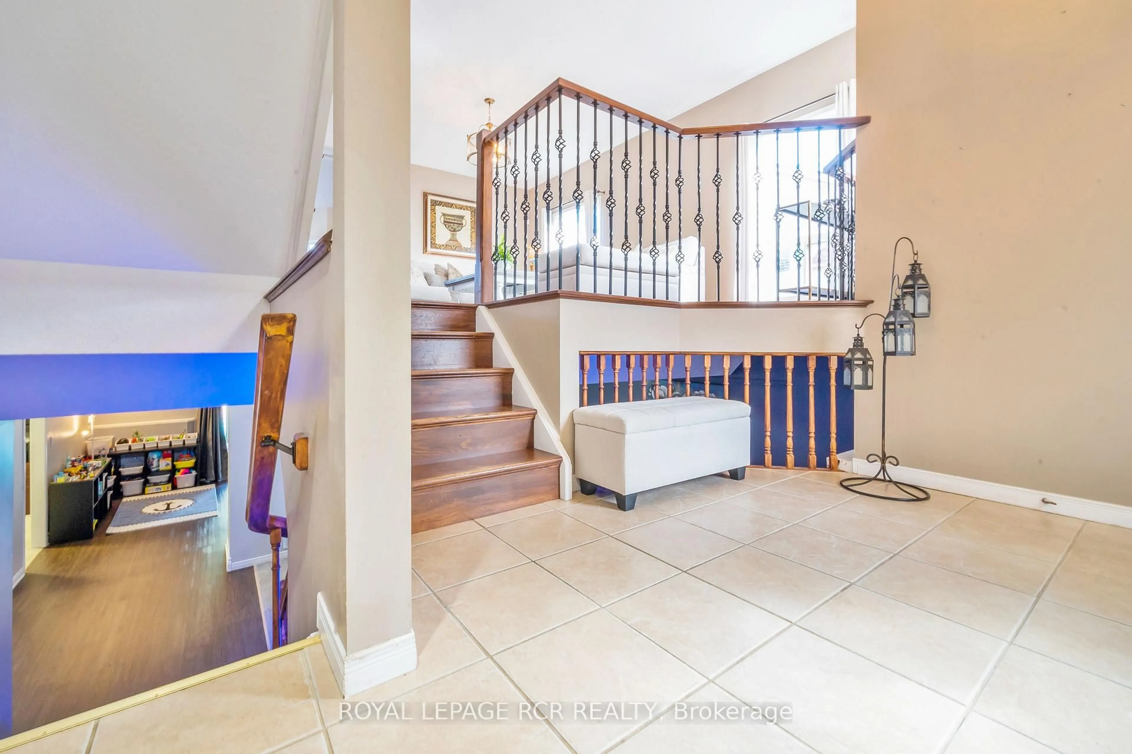 Indoor foyer for 71 Hunter Rd, Orangeville Ontario L9W 5C5