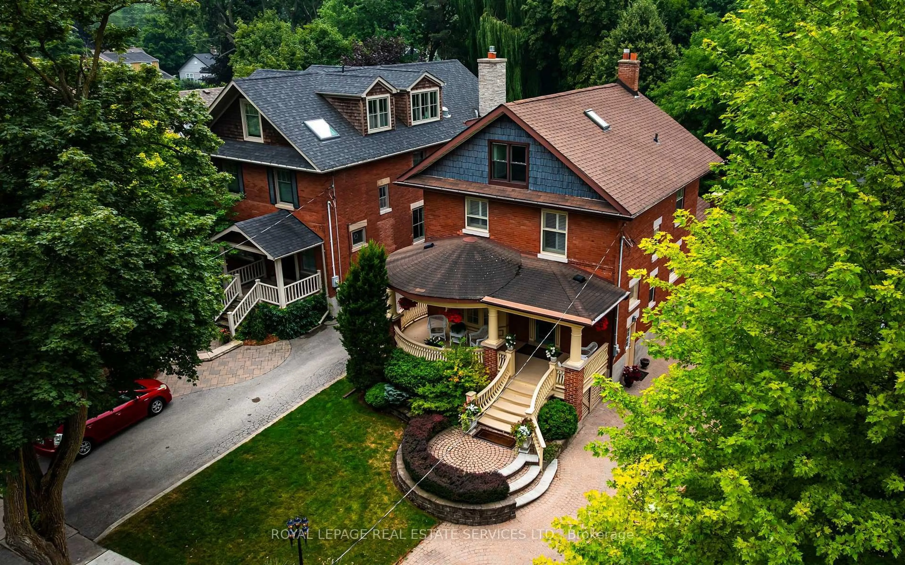 A pic from outside/outdoor area/front of a property/back of a property/a pic from drone, street for 127 Elizabeth St, Brampton Ontario L6Y 1R6