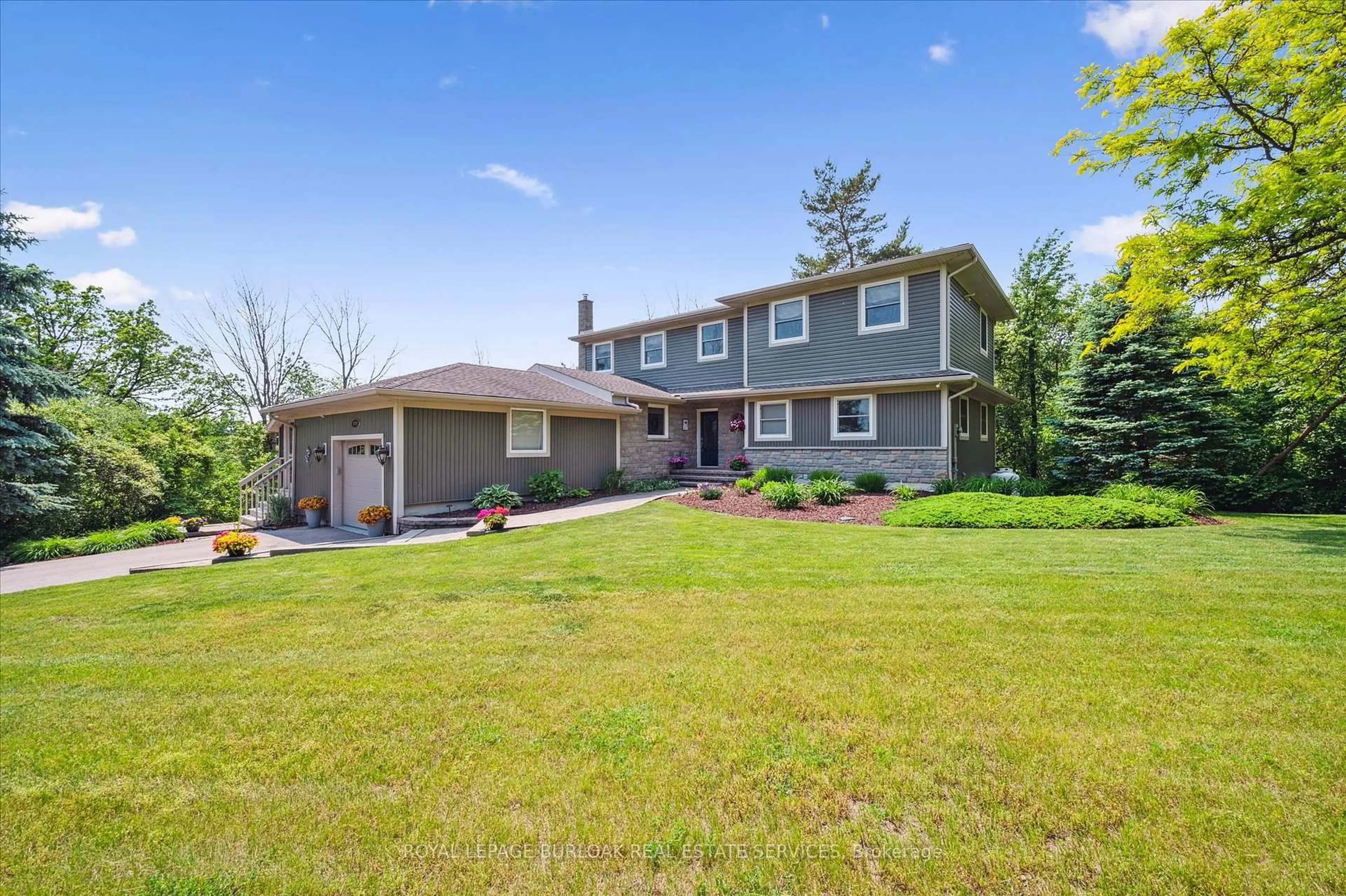 A pic from outside/outdoor area/front of a property/back of a property/a pic from drone, unknown for 1778 Old Waterdown Rd, Burlington Ontario L7P 0T2