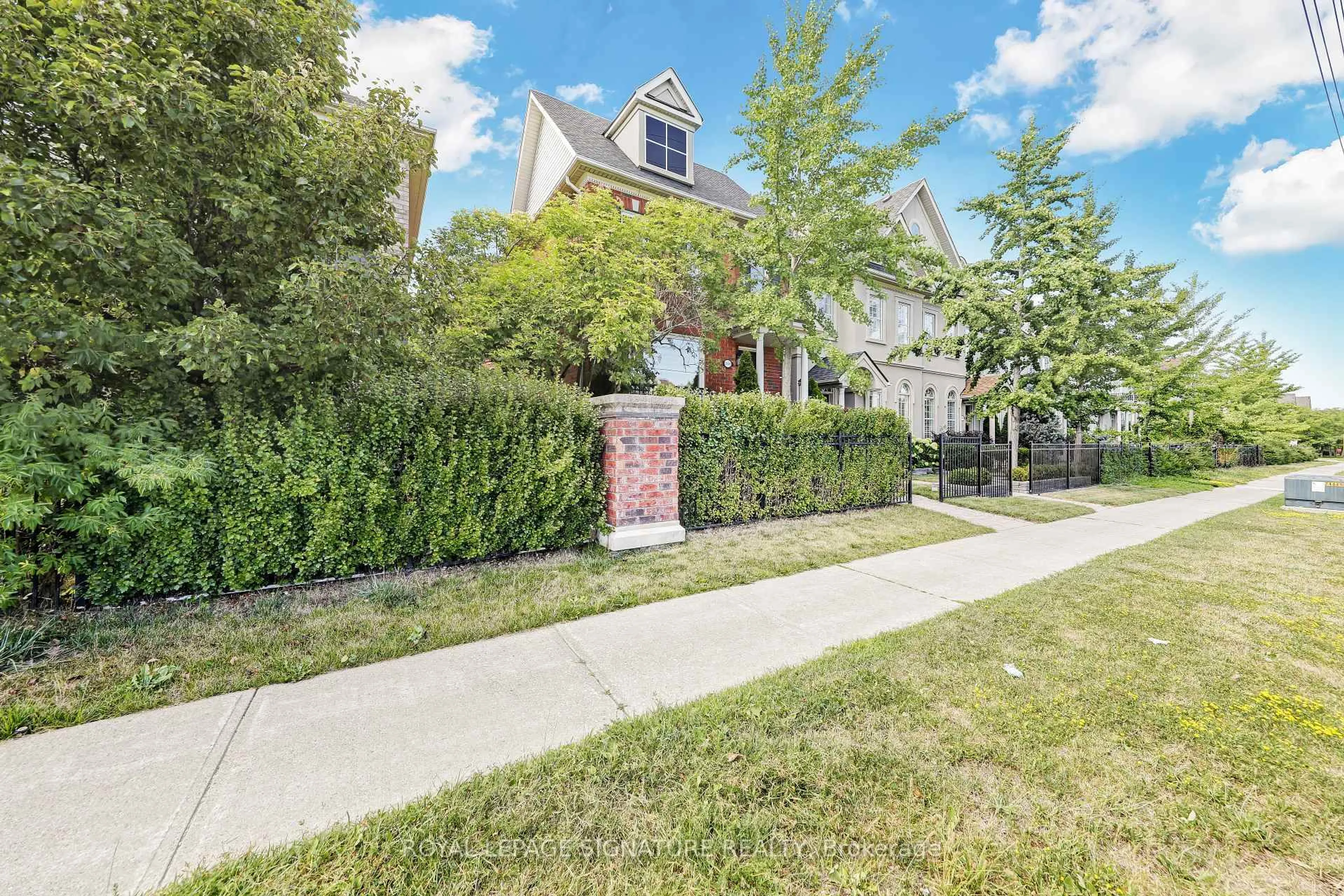 Patio, street for 3469 Eglinton Ave, Mississauga Ontario L5M 7T7