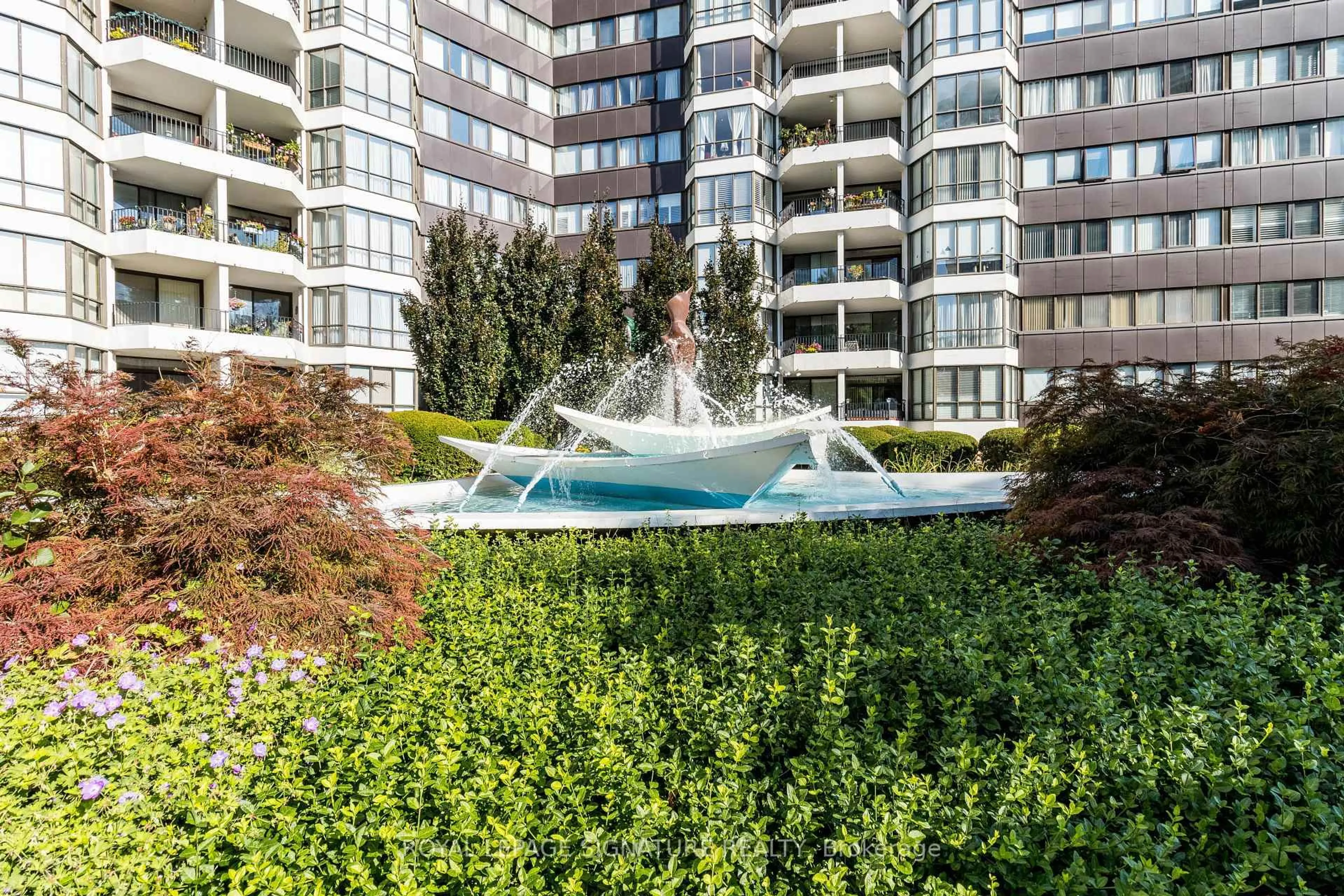 Patio, water/lake/river/ocean view for 1333 Bloor St #1208, Mississauga Ontario L4Y 3T6