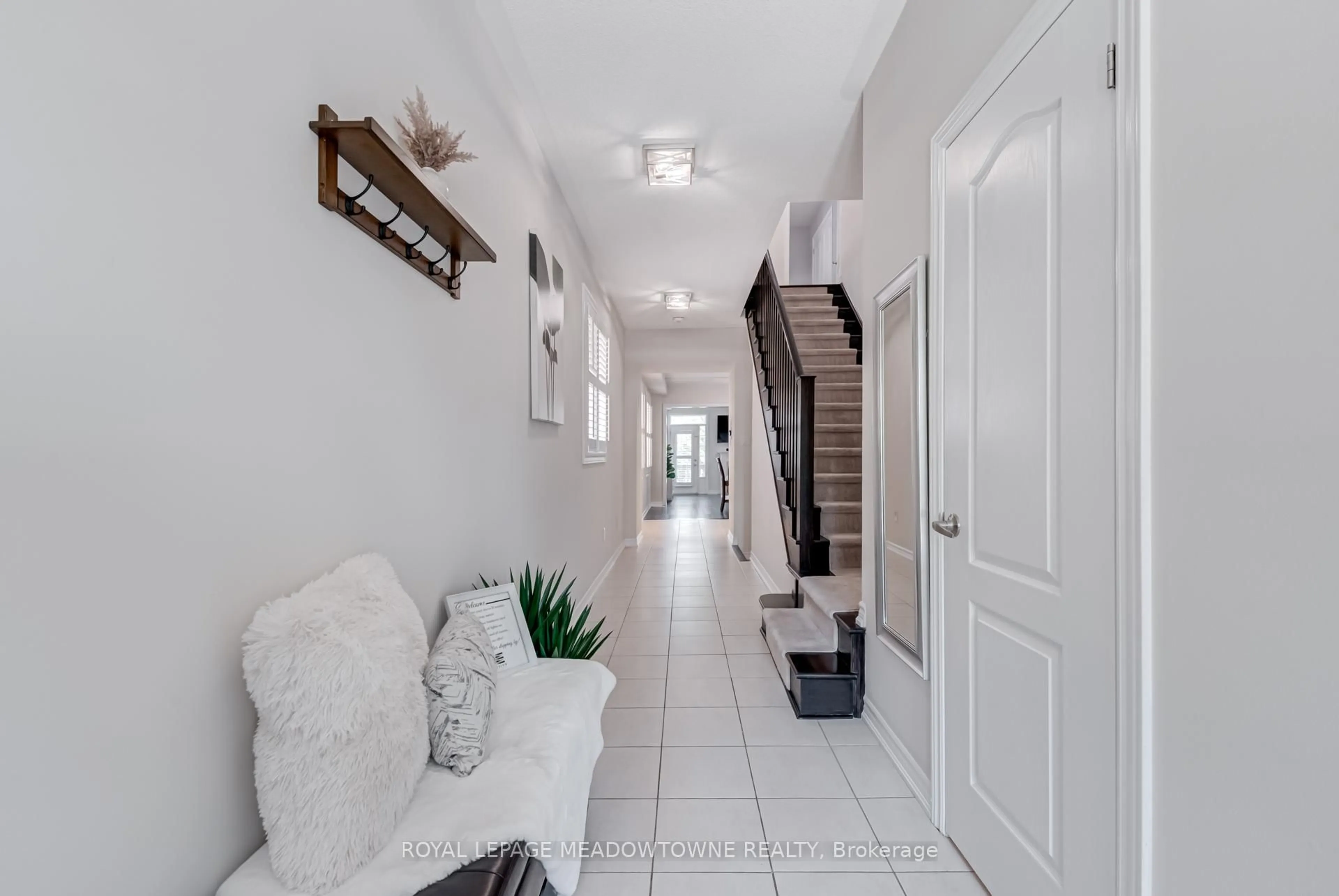 Indoor entryway for 43 Ridgegate Cres, Halton Hills Ontario L7G 4B6