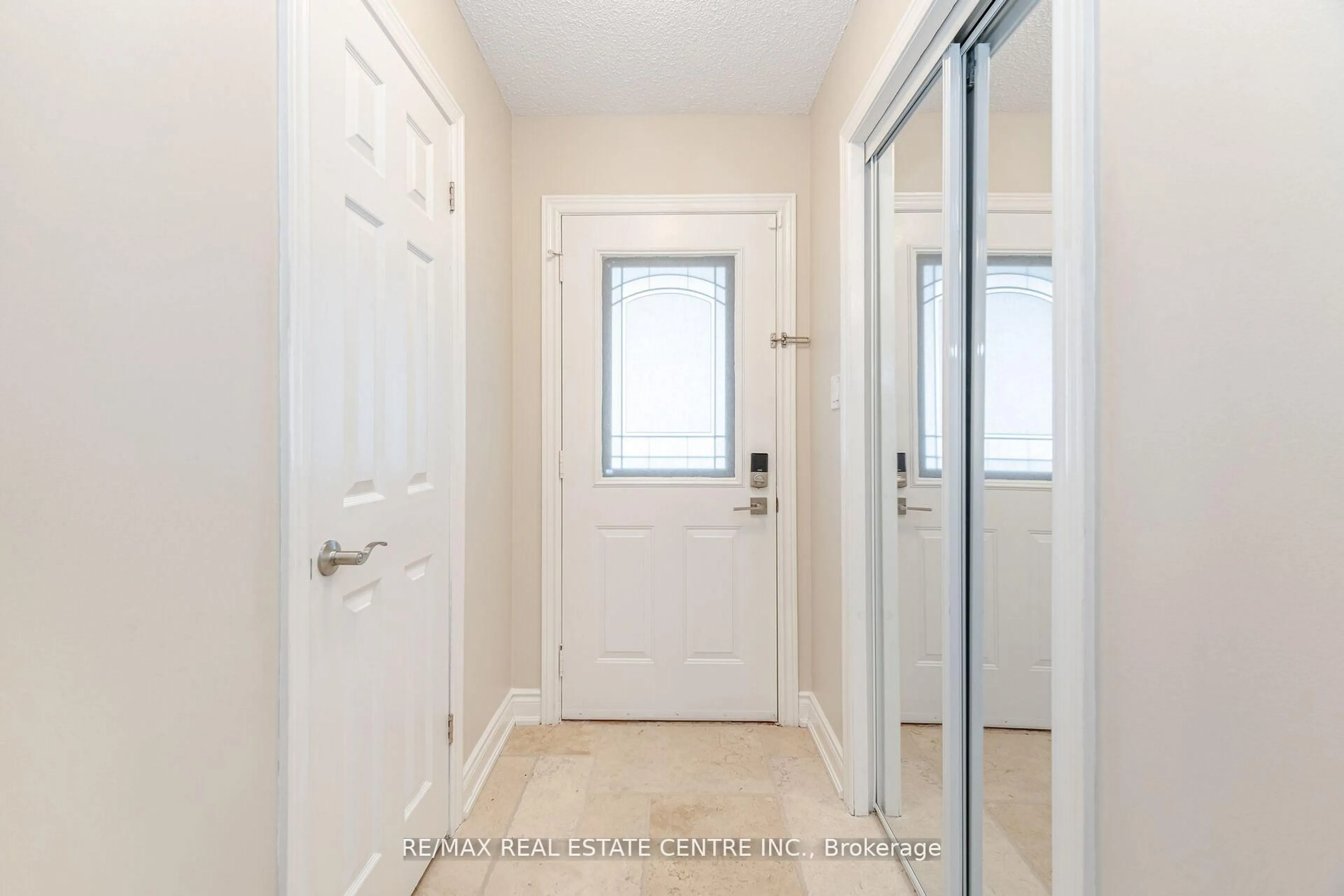 Indoor entryway for 1196 Bough Beeches Blvd, Mississauga Ontario L4W 3Z9