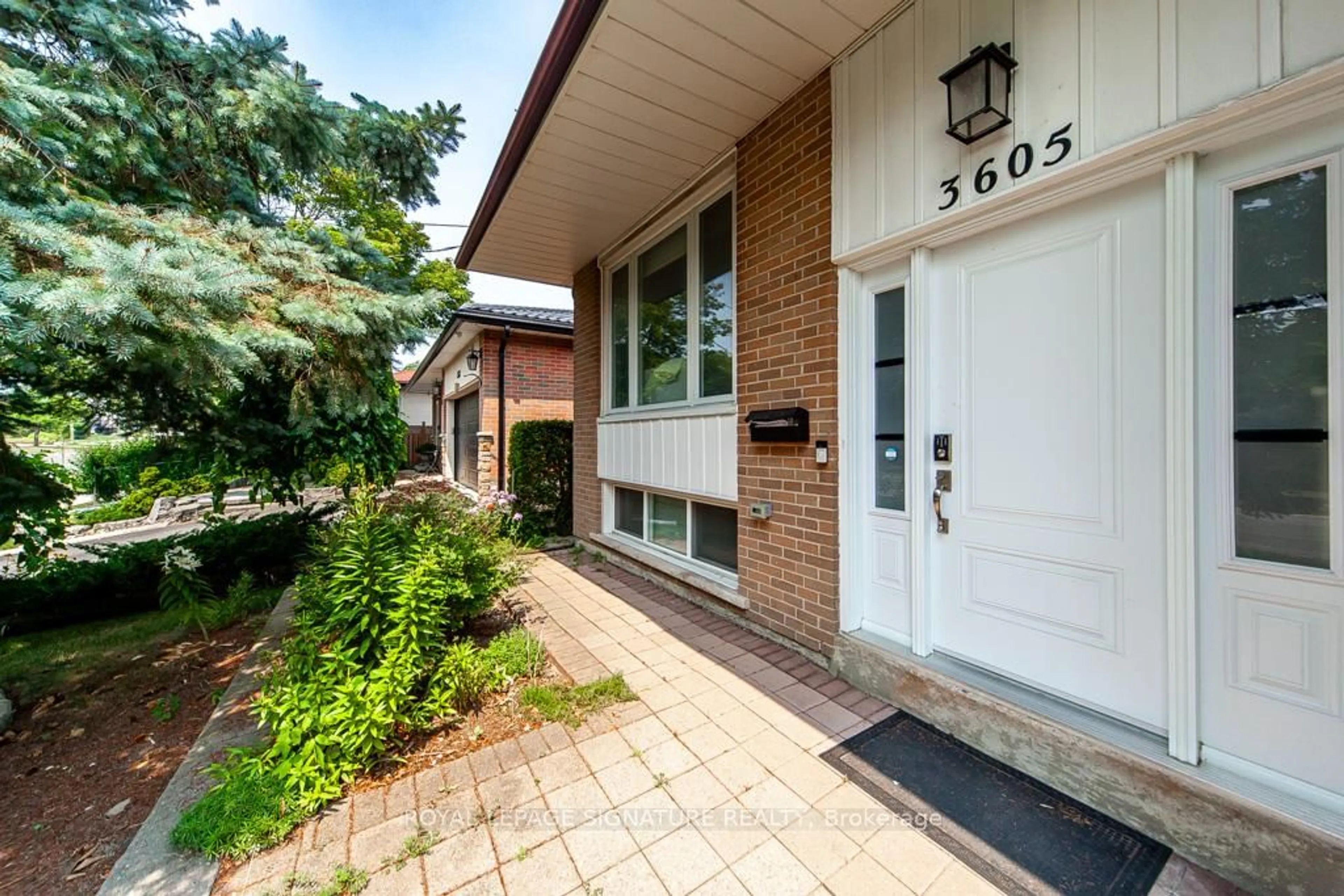 Home with brick exterior material, street for 3605 The Credit Woodlands, Mississauga Ontario L5C 2K8