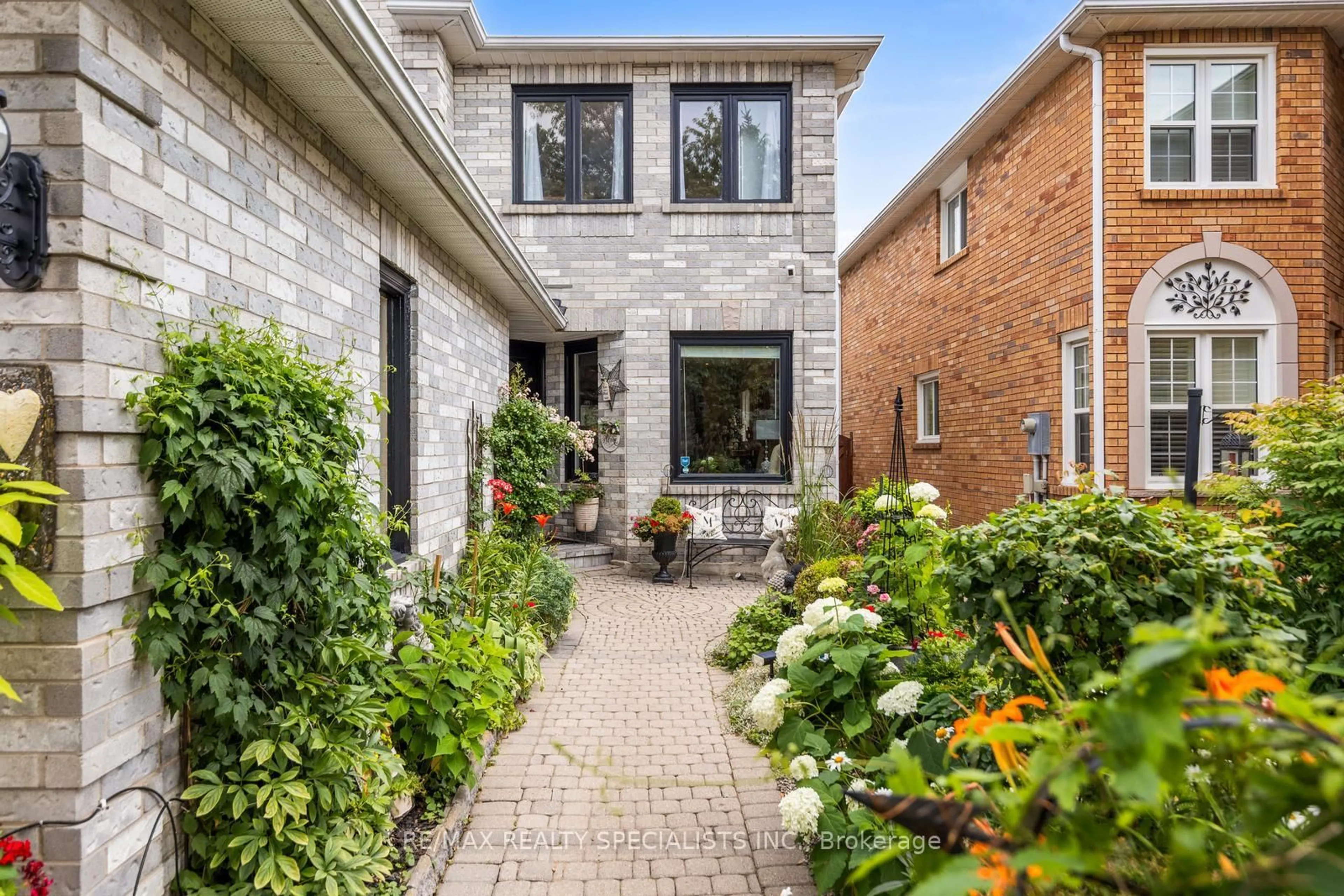 Home with brick exterior material, street for 3856 Cedar Hedge Rise, Mississauga Ontario L5N 6X2