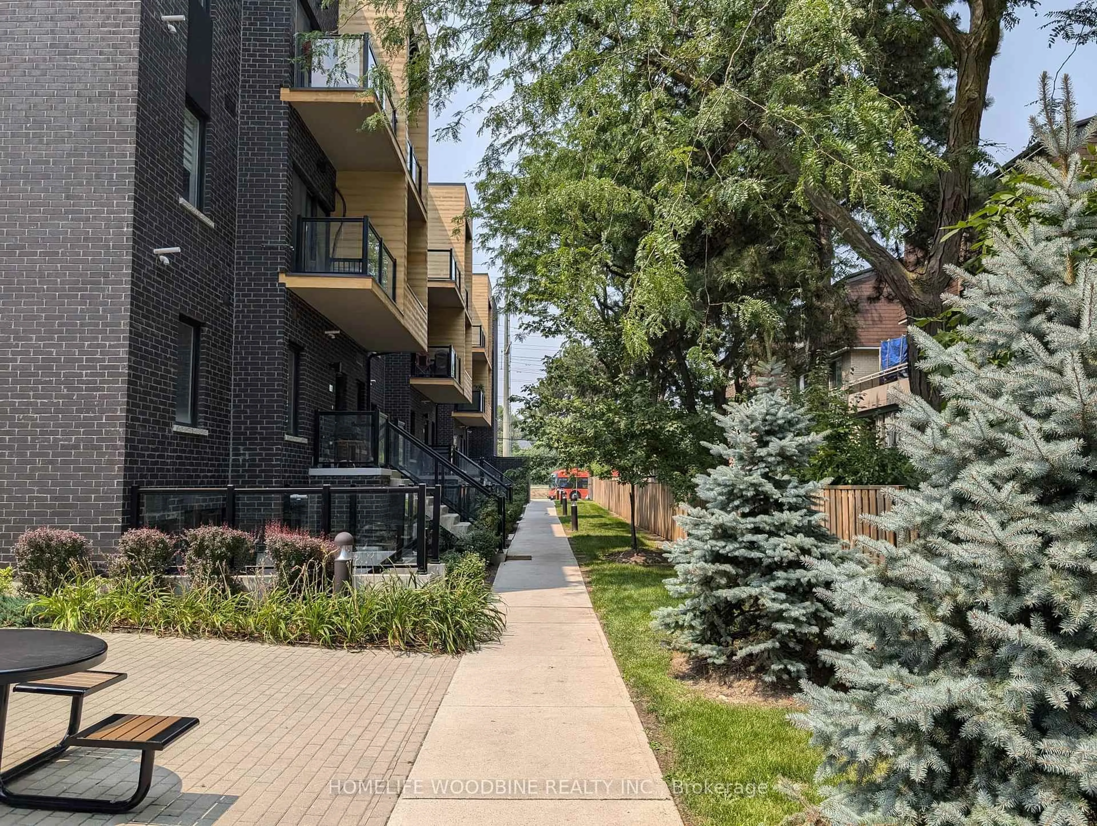 Patio, street for 1145 Journeyman Lane #121, Mississauga Ontario L5J 0B5