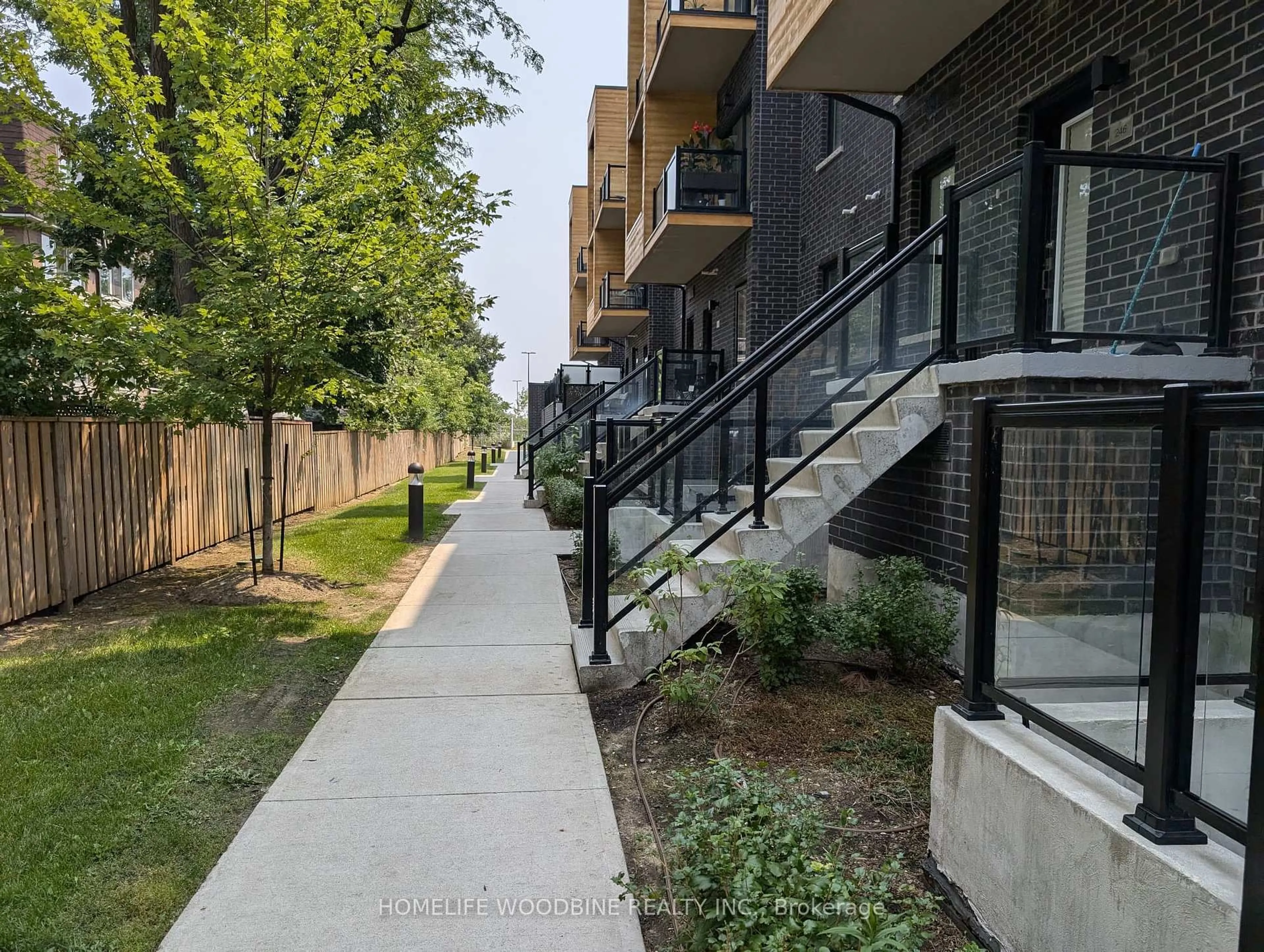 Patio, street for 1145 Journeyman Lane #121, Mississauga Ontario L5J 0B5