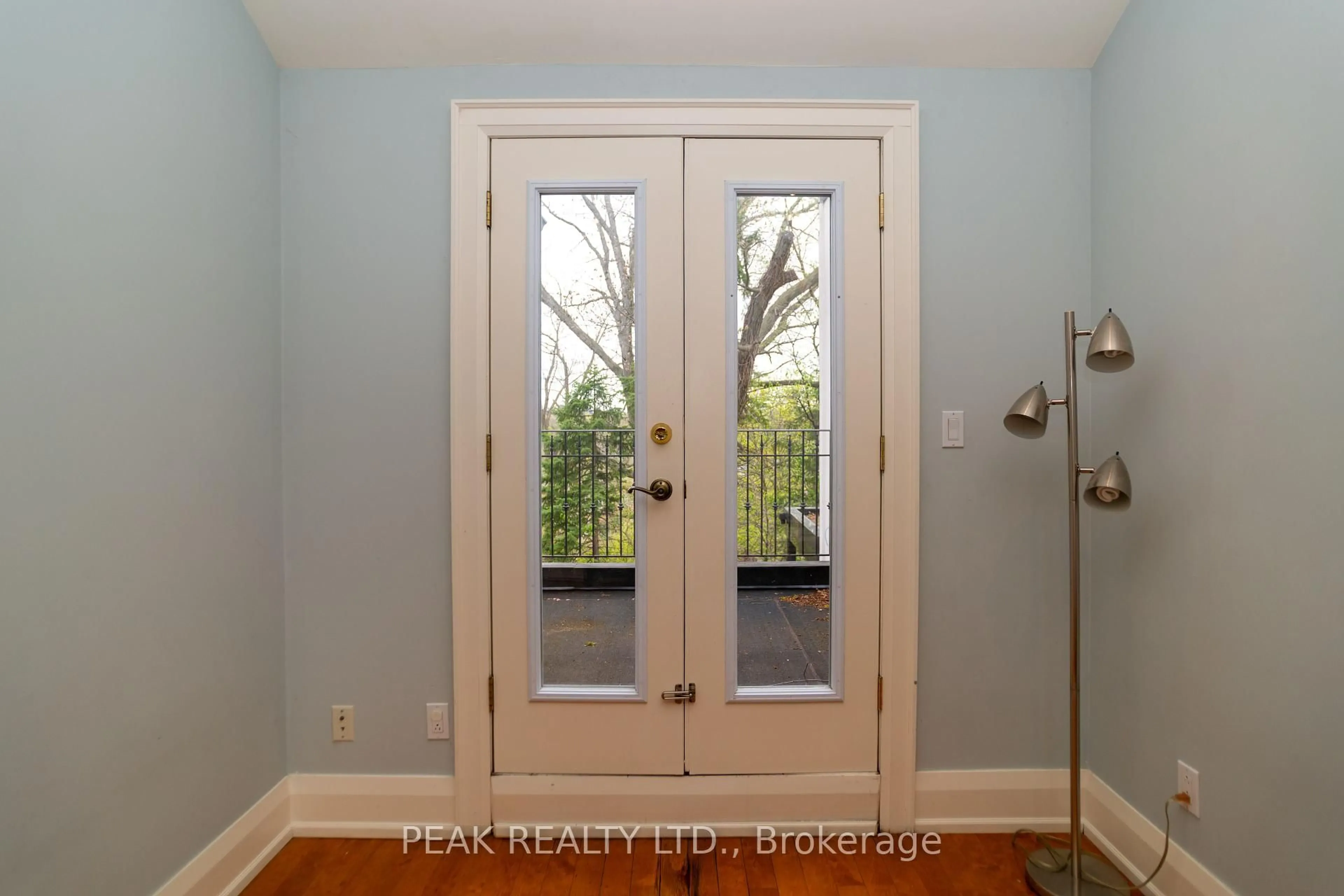 Indoor entryway for 136 Humbercrest Blvd, Toronto Ontario M6S 4L3
