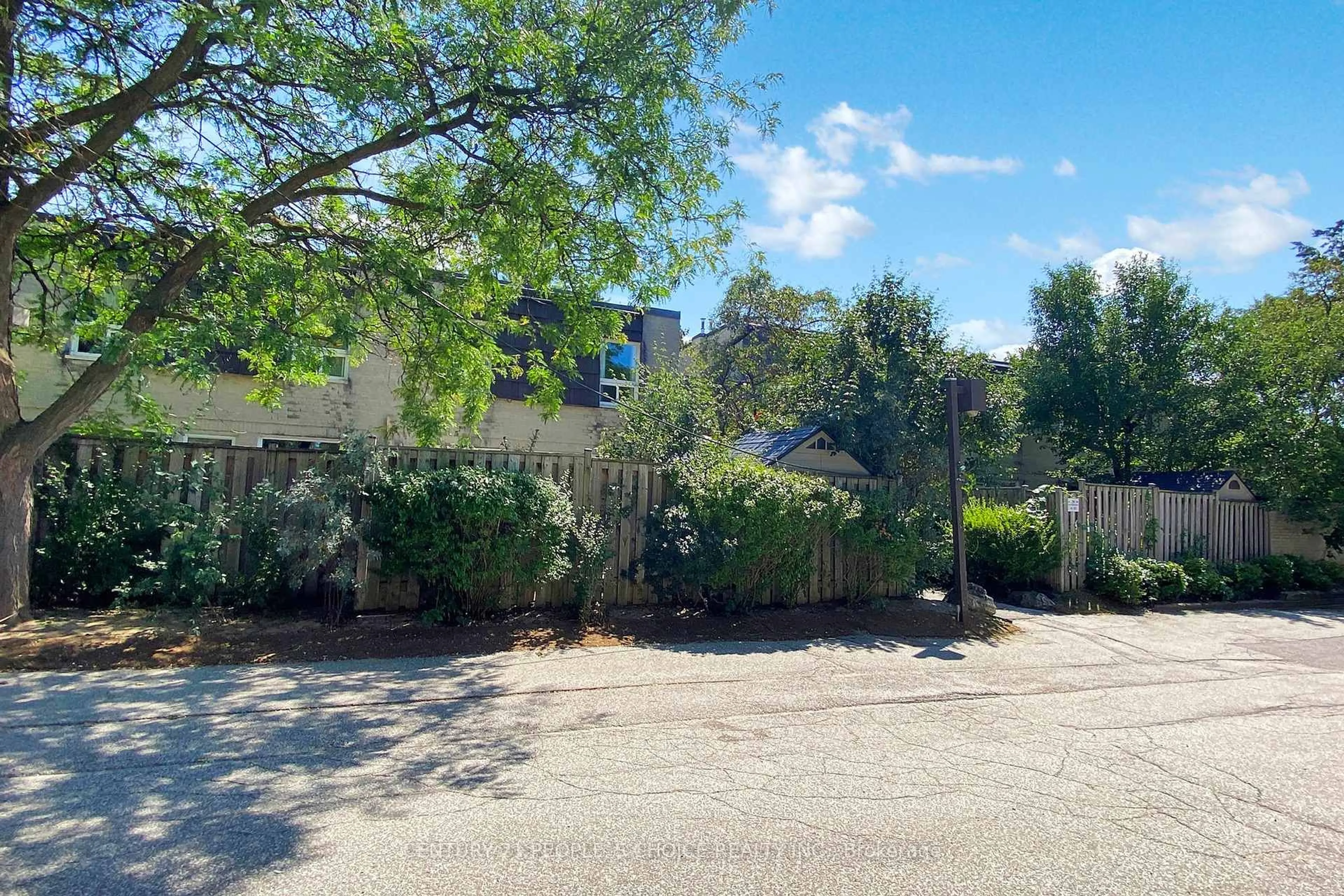 A pic from outside/outdoor area/front of a property/back of a property/a pic from drone, street for 29 Four Winds Dr, Toronto Ontario M3J 1K7