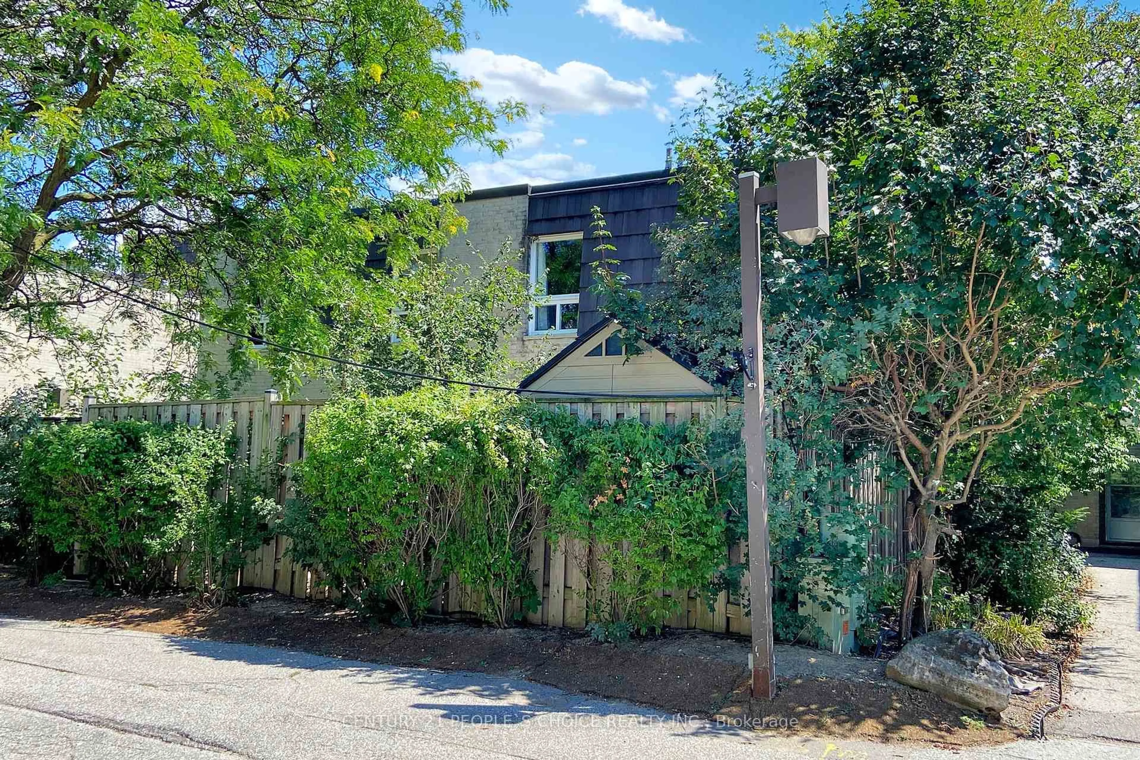 A pic from outside/outdoor area/front of a property/back of a property/a pic from drone, street for 29 Four Winds Dr, Toronto Ontario M3J 1K7