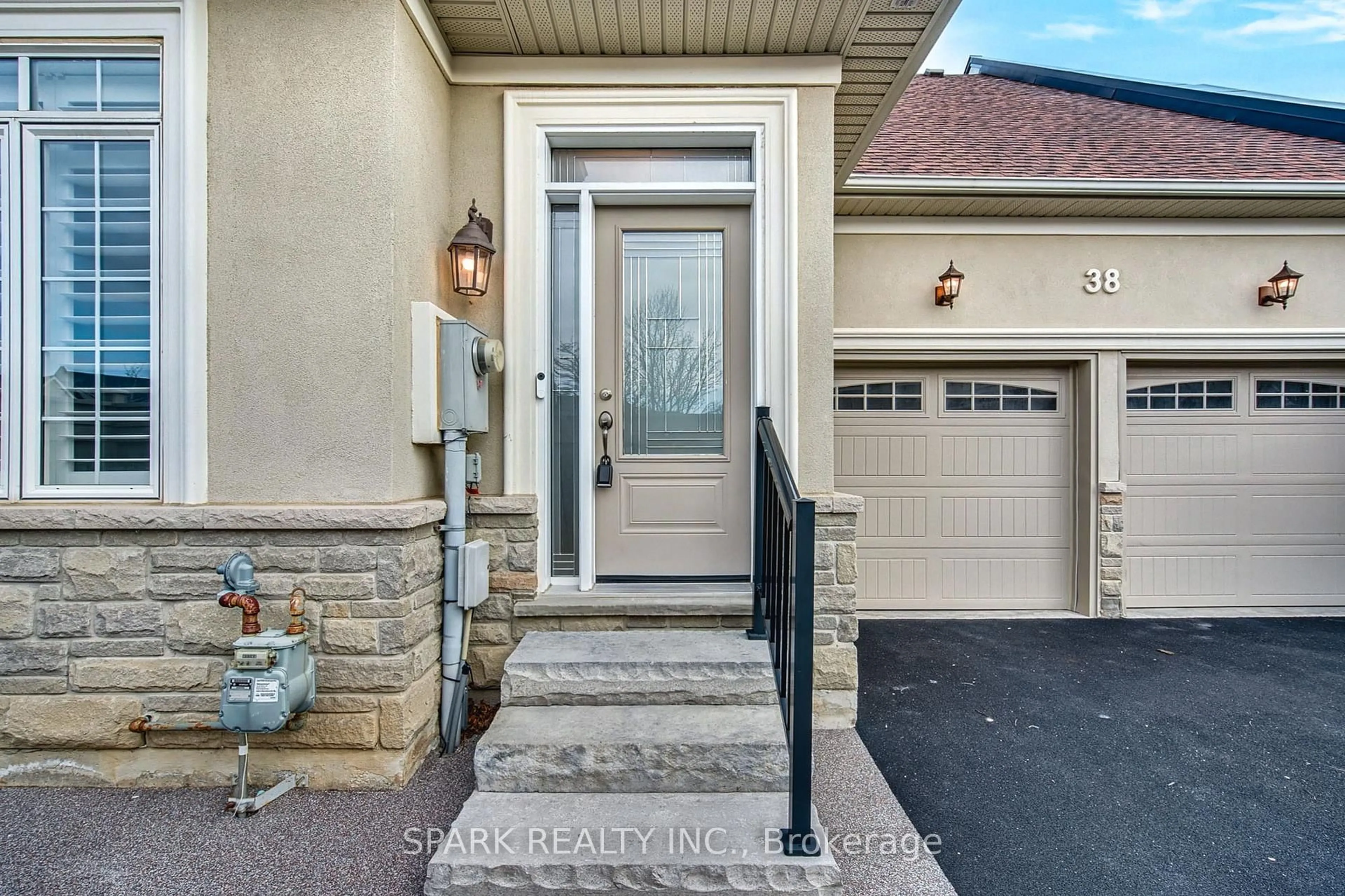 Indoor entryway for 38 Garrison Sq, Halton Hills Ontario L7G 0B9