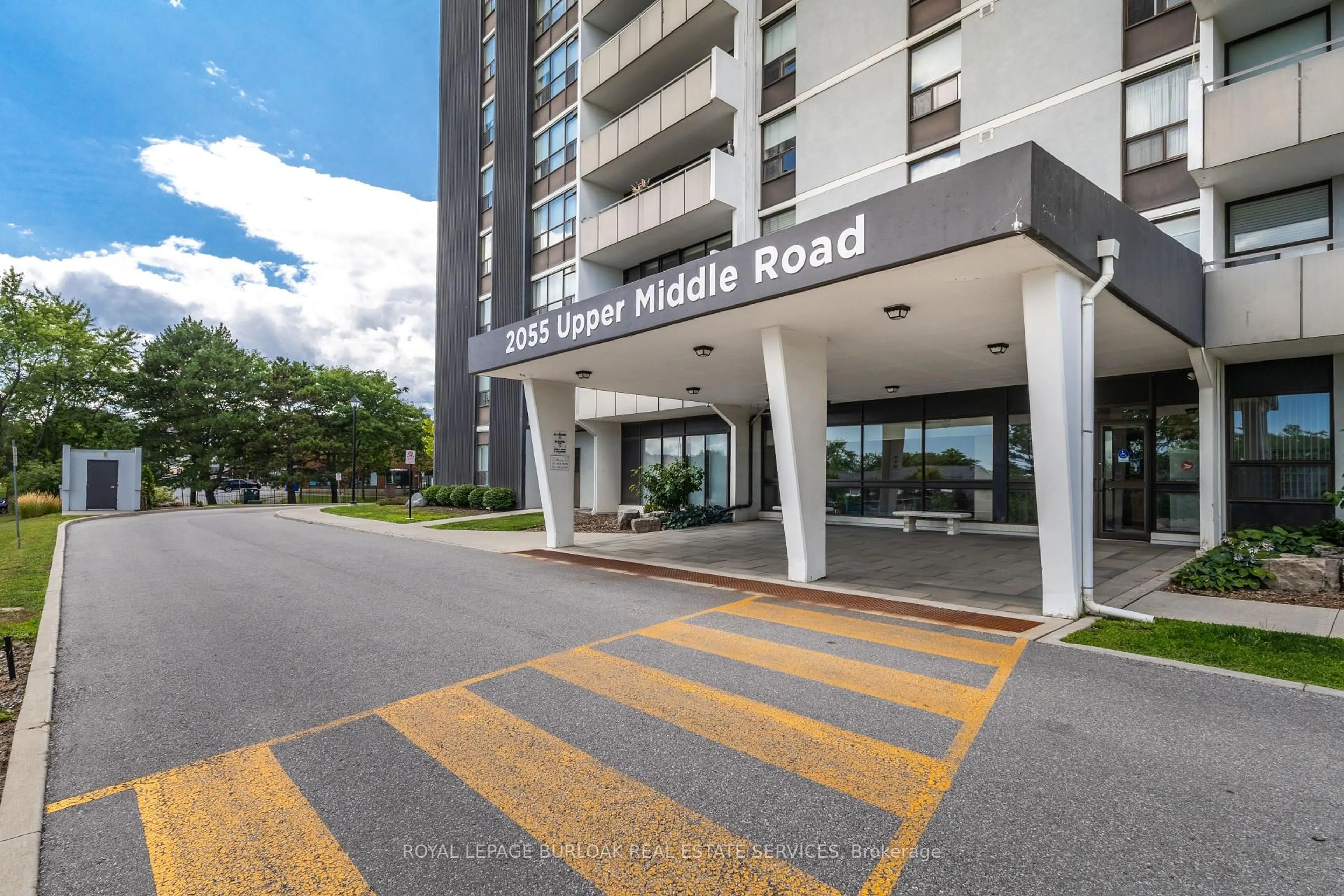 Indoor foyer for 2055 Upper Middle Rd #805, Burlington Ontario L7P 3P4