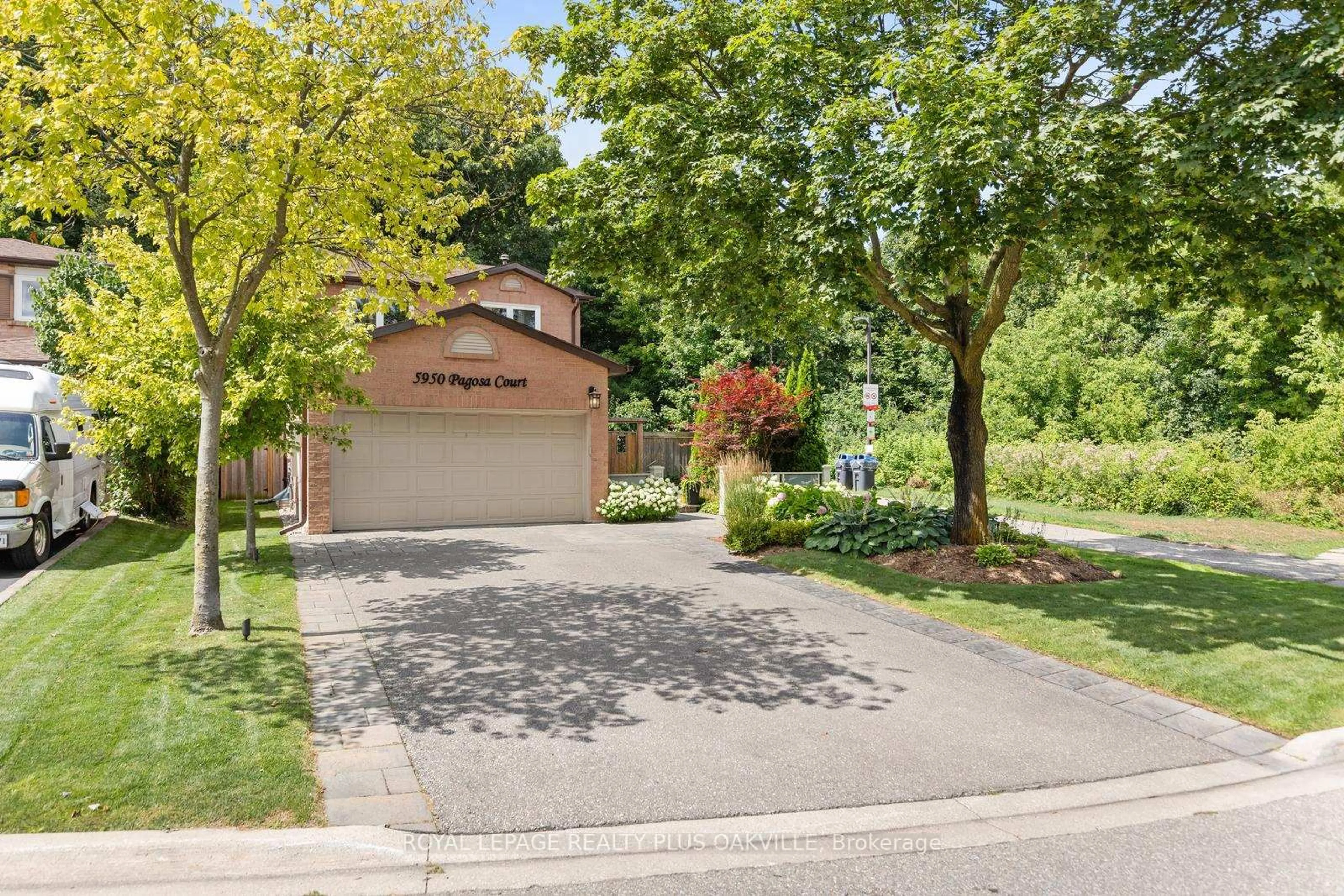 A pic from outside/outdoor area/front of a property/back of a property/a pic from drone, street for 5950 Pagosa Crt, Mississauga Ontario L5M 2M8