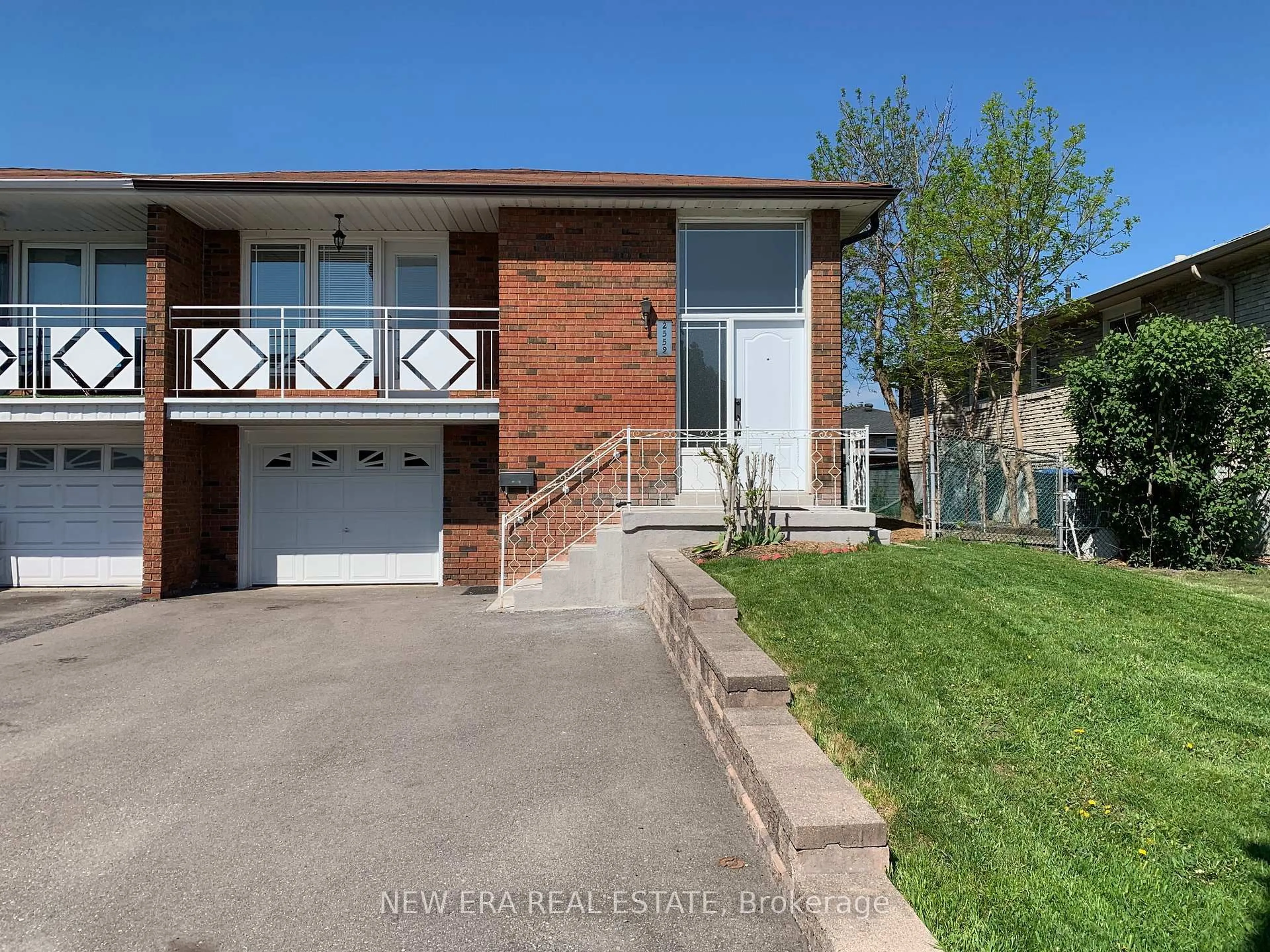 Home with brick exterior material, street for 2559 Kingsberry Cres, Mississauga Ontario L5B 2K7