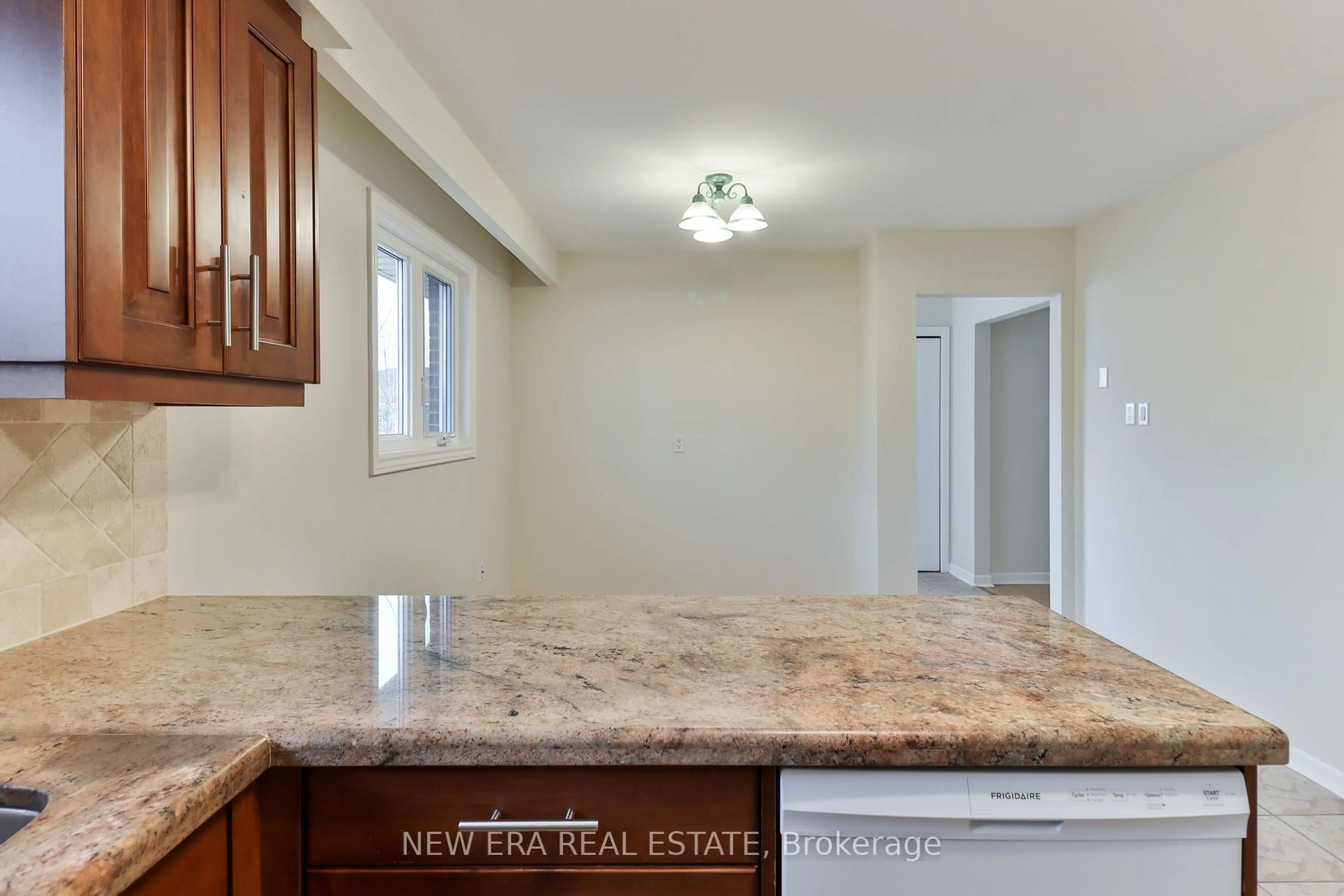 Open concept kitchen, ceramic/tile floor for 2559 Kingsberry Cres, Mississauga Ontario L5B 2K7