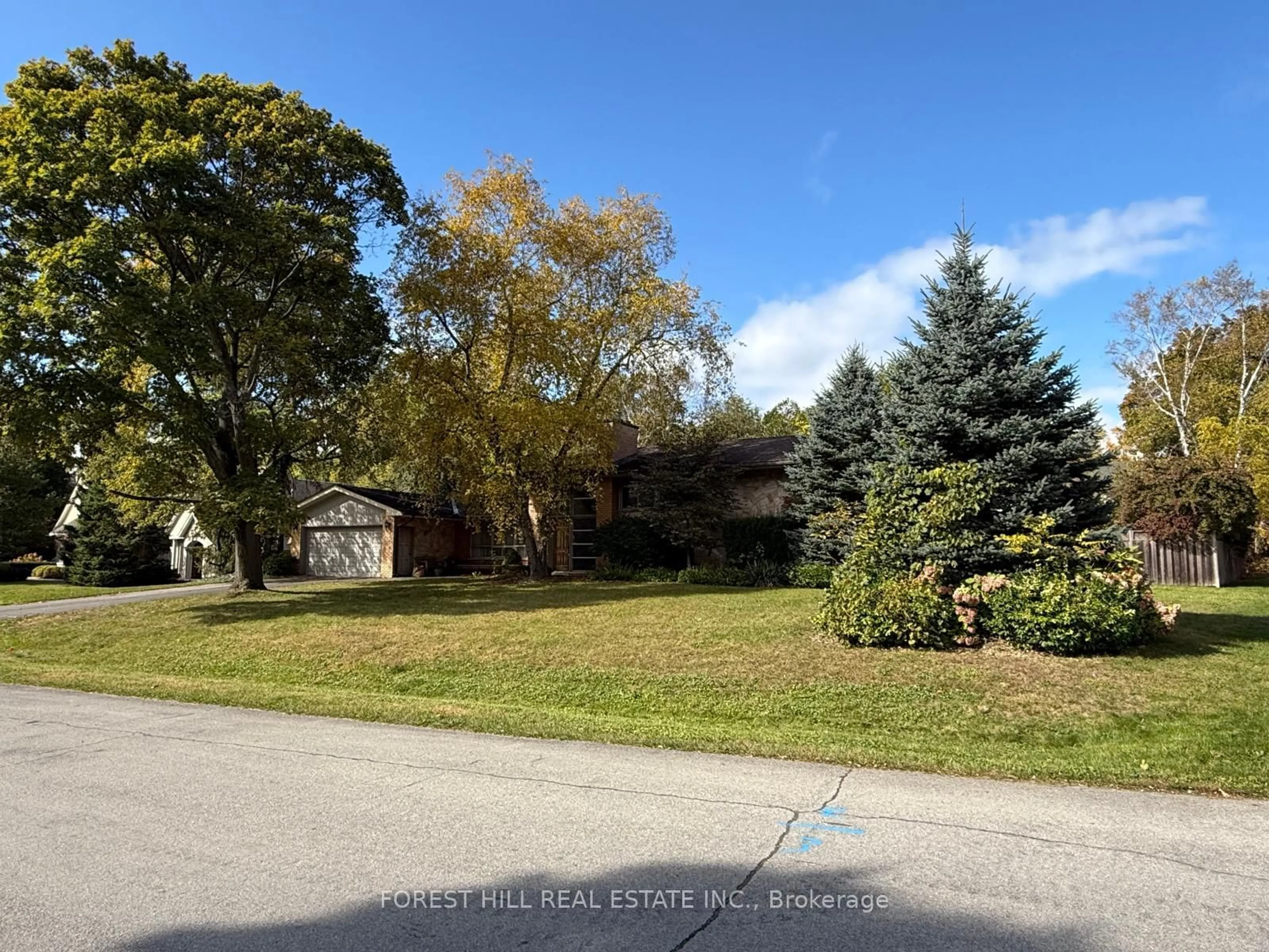 A pic from outside/outdoor area/front of a property/back of a property/a pic from drone, street for 1291 Cambridge Dr, Oakville Ontario L6J 1R9