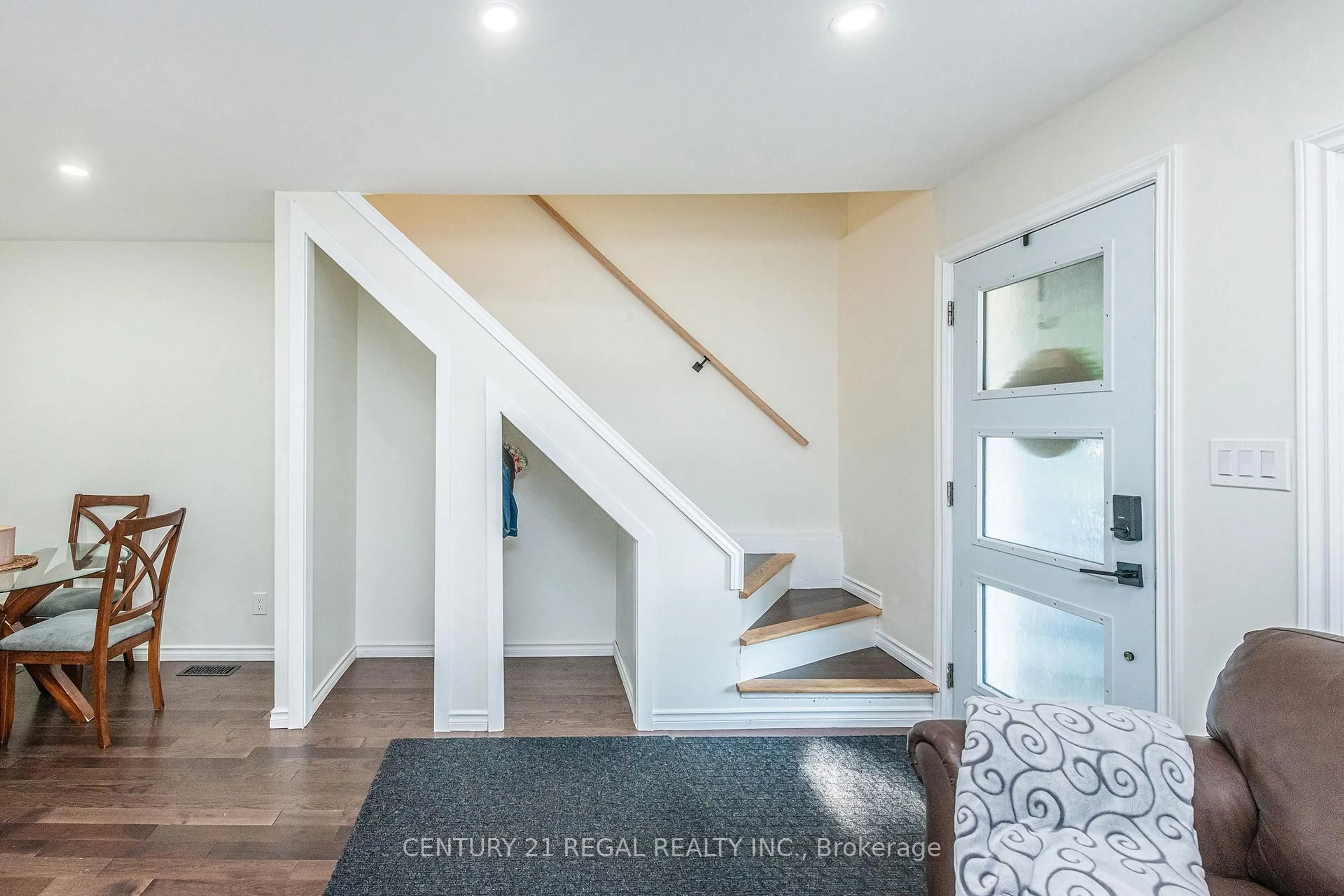 Indoor entryway for 26 Third St, Orangeville Ontario L9W 2B1