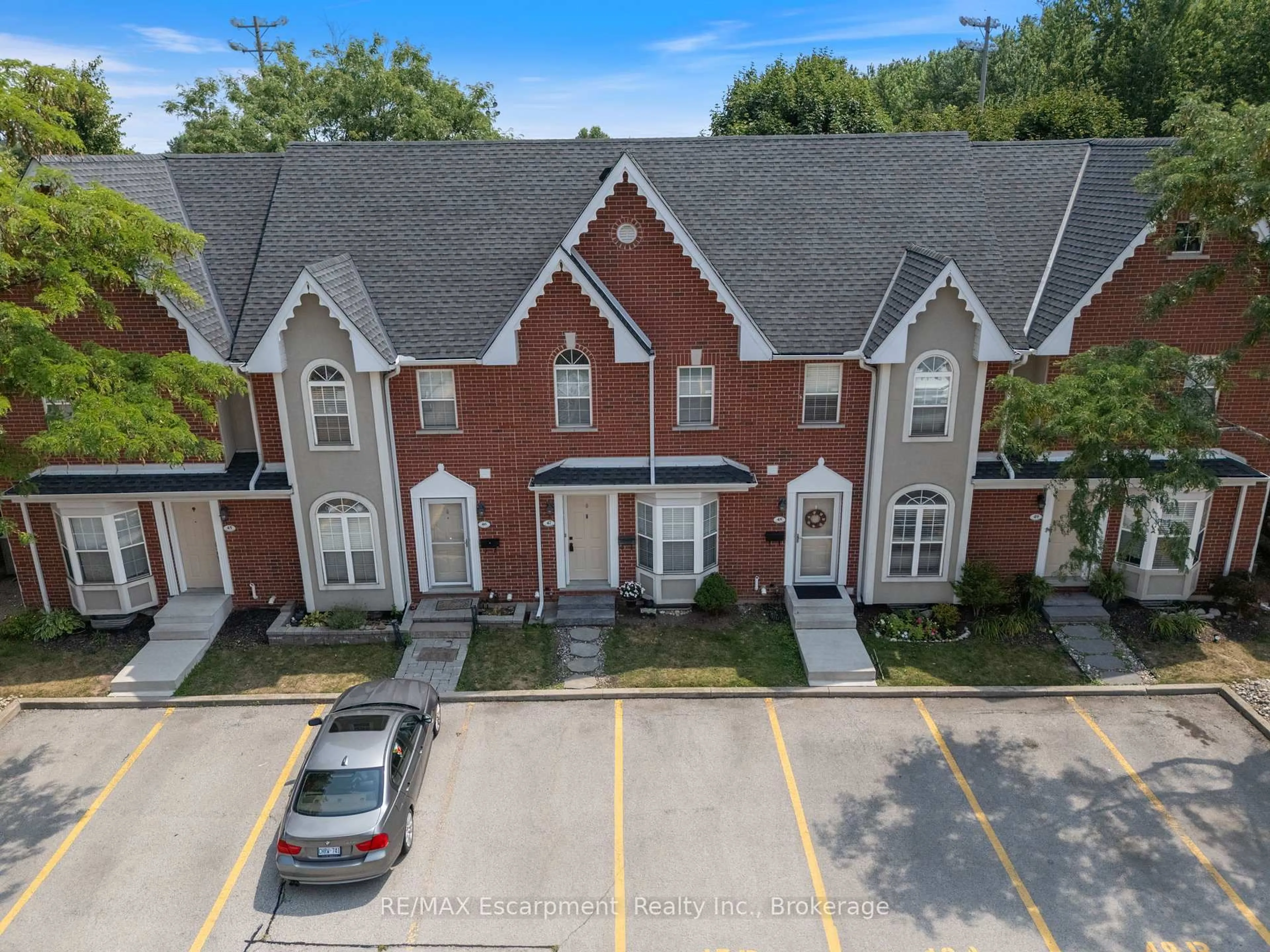 A pic from outside/outdoor area/front of a property/back of a property/a pic from drone, street for 4200 Kilmer Dr #47, Burlington Ontario L7M 4Y3