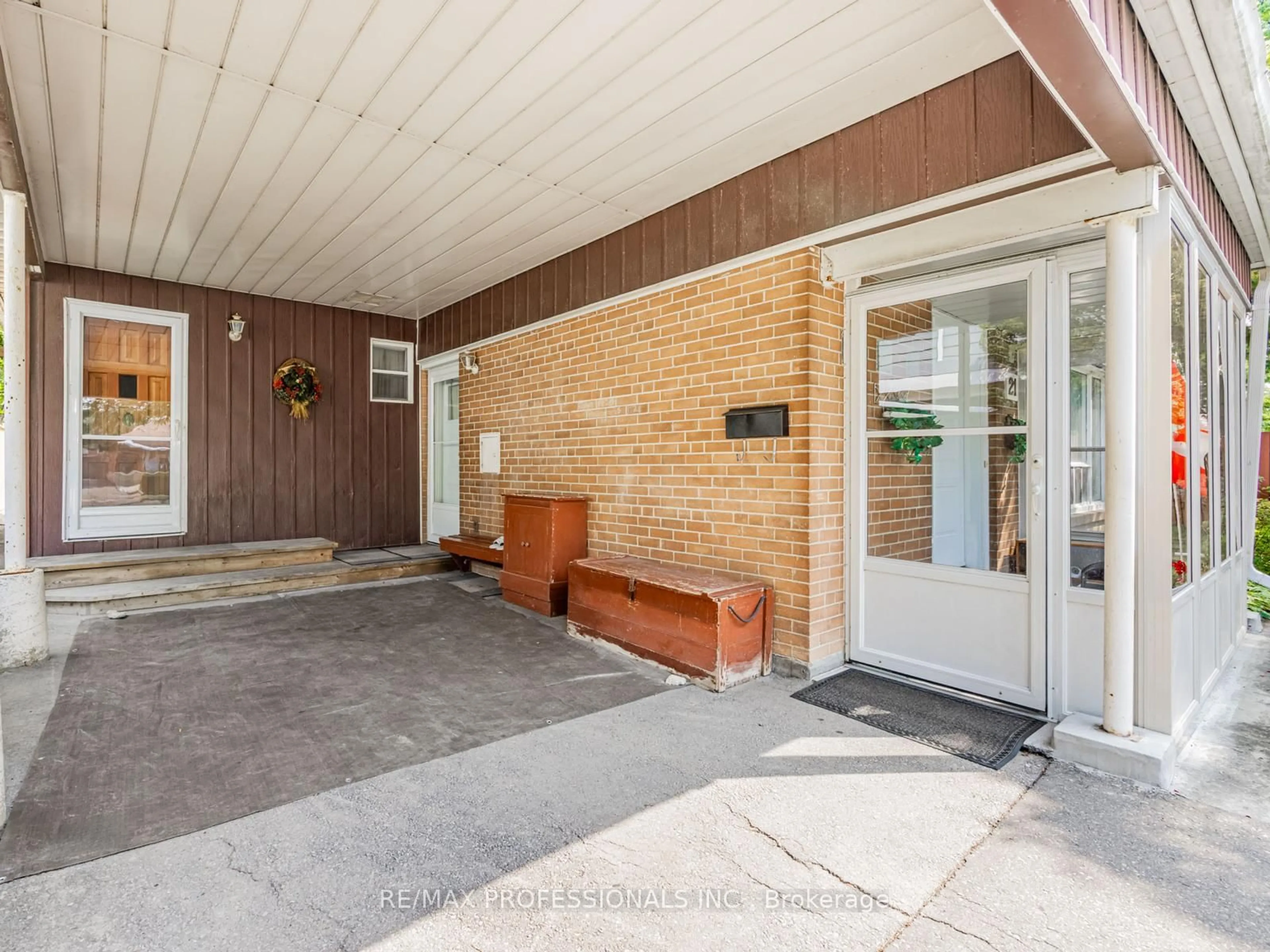 Indoor entryway for 21 Waterbury Dr, Toronto Ontario M9R 3X8