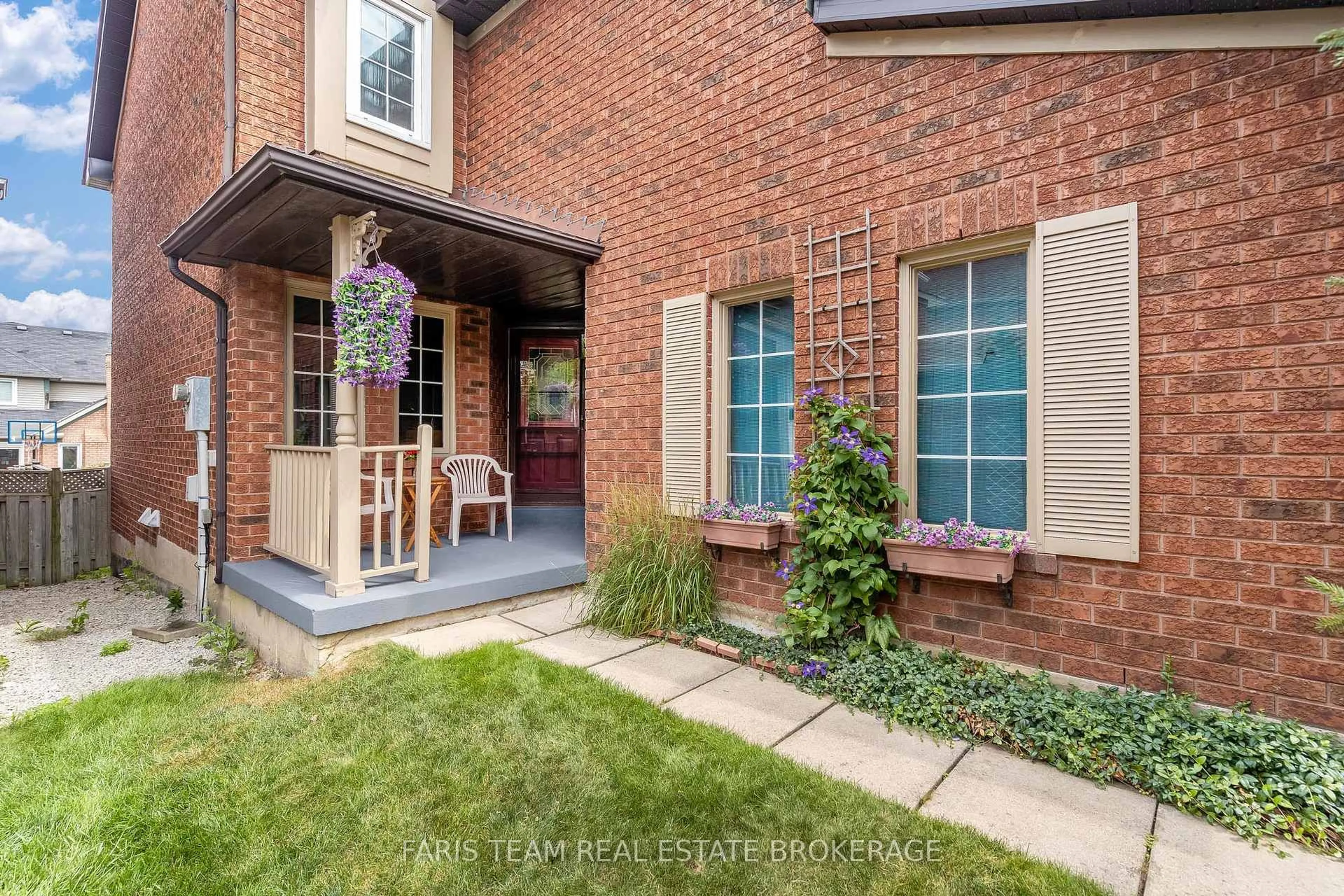 Home with brick exterior material, street for 10 Ural Circ, Brampton Ontario L6R 1H1