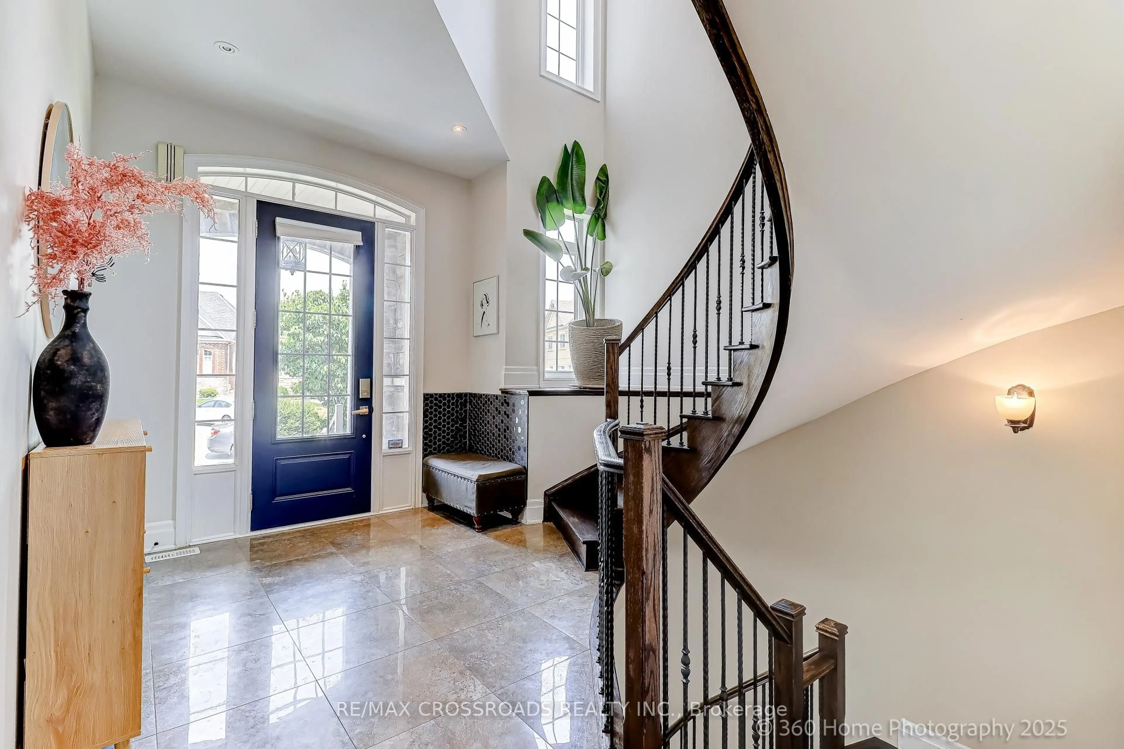 Indoor entryway for 6 Prince Michael Crt, Caledon Ontario L7C 3T1