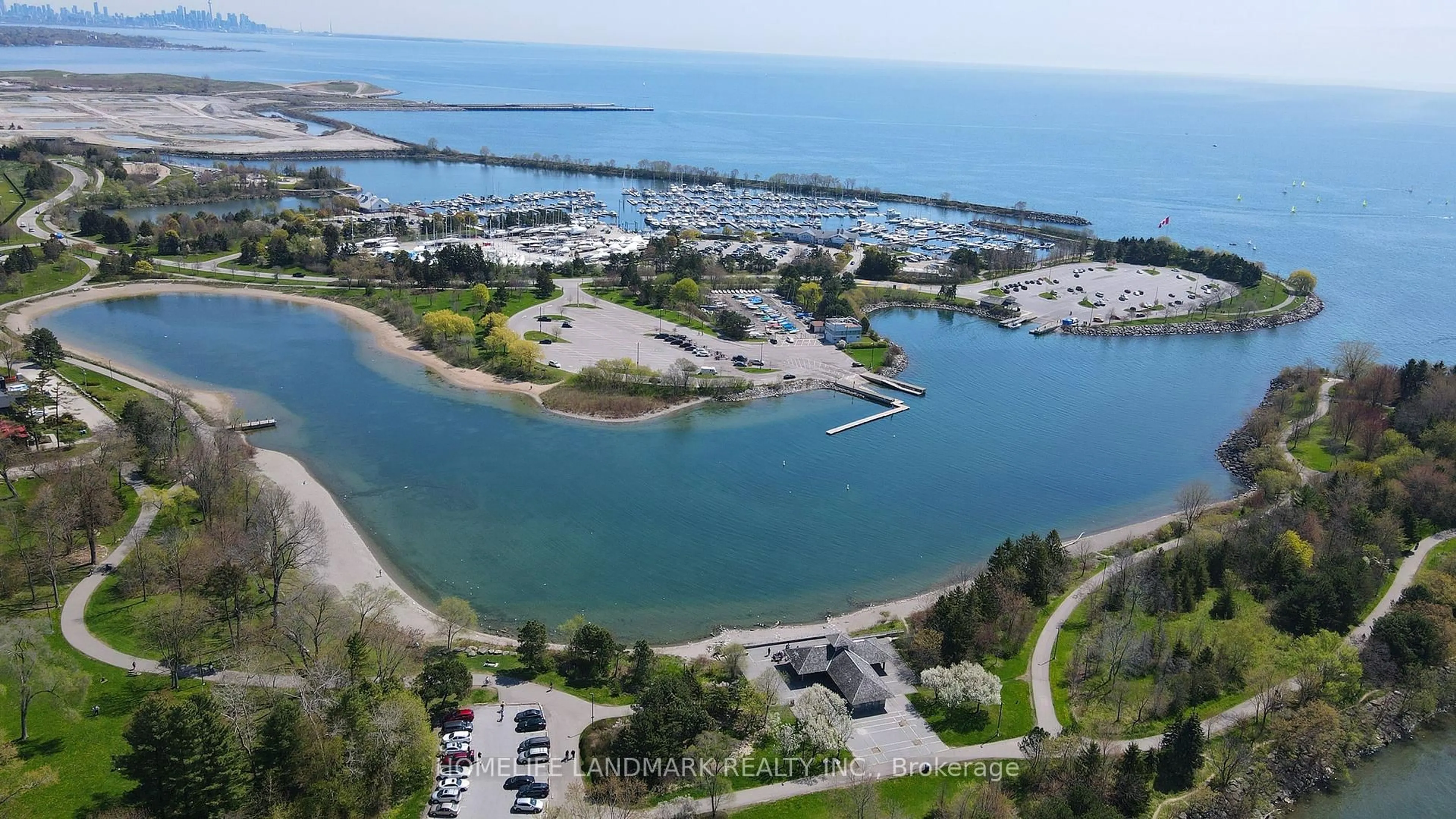 A pic from outside/outdoor area/front of a property/back of a property/a pic from drone, water/lake/river/ocean view for 928 Hampton Cres, Mississauga Ontario L5G 4G3