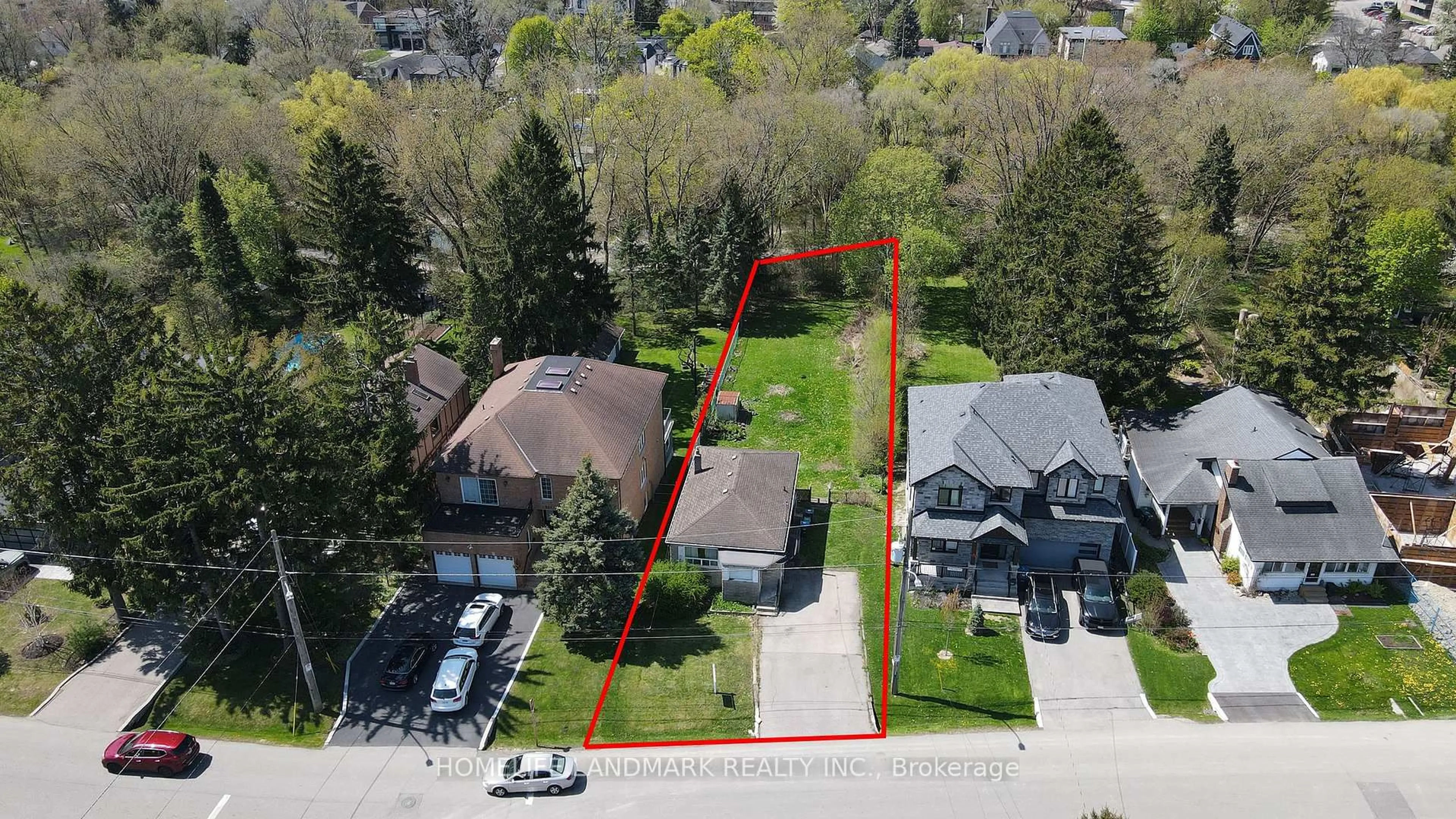 A pic from outside/outdoor area/front of a property/back of a property/a pic from drone, street for 928 Hampton Cres, Mississauga Ontario L5G 4G3
