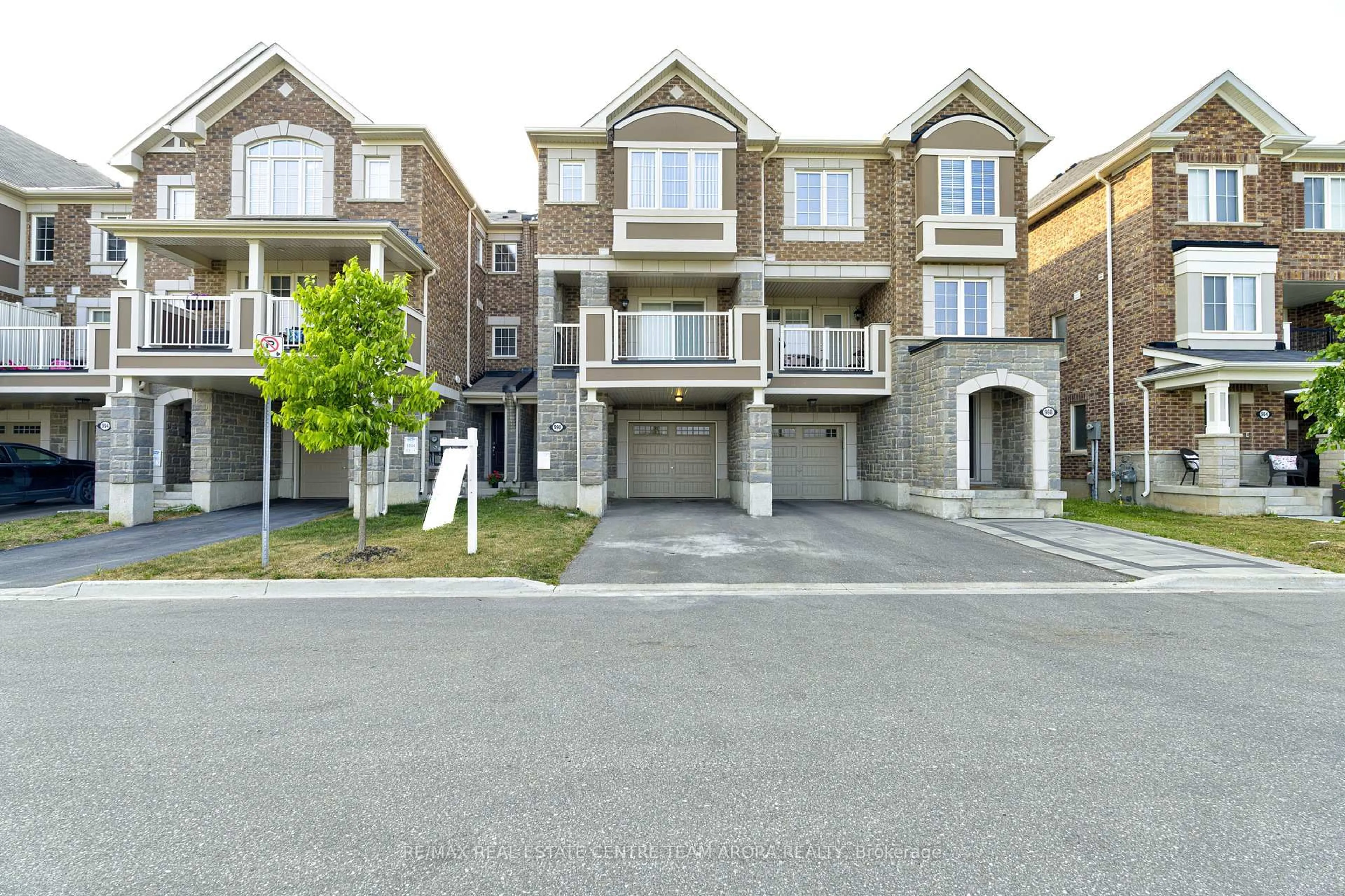 A pic from outside/outdoor area/front of a property/back of a property/a pic from drone, street for 990 Balsam Crt, Milton Ontario L9E 1R5