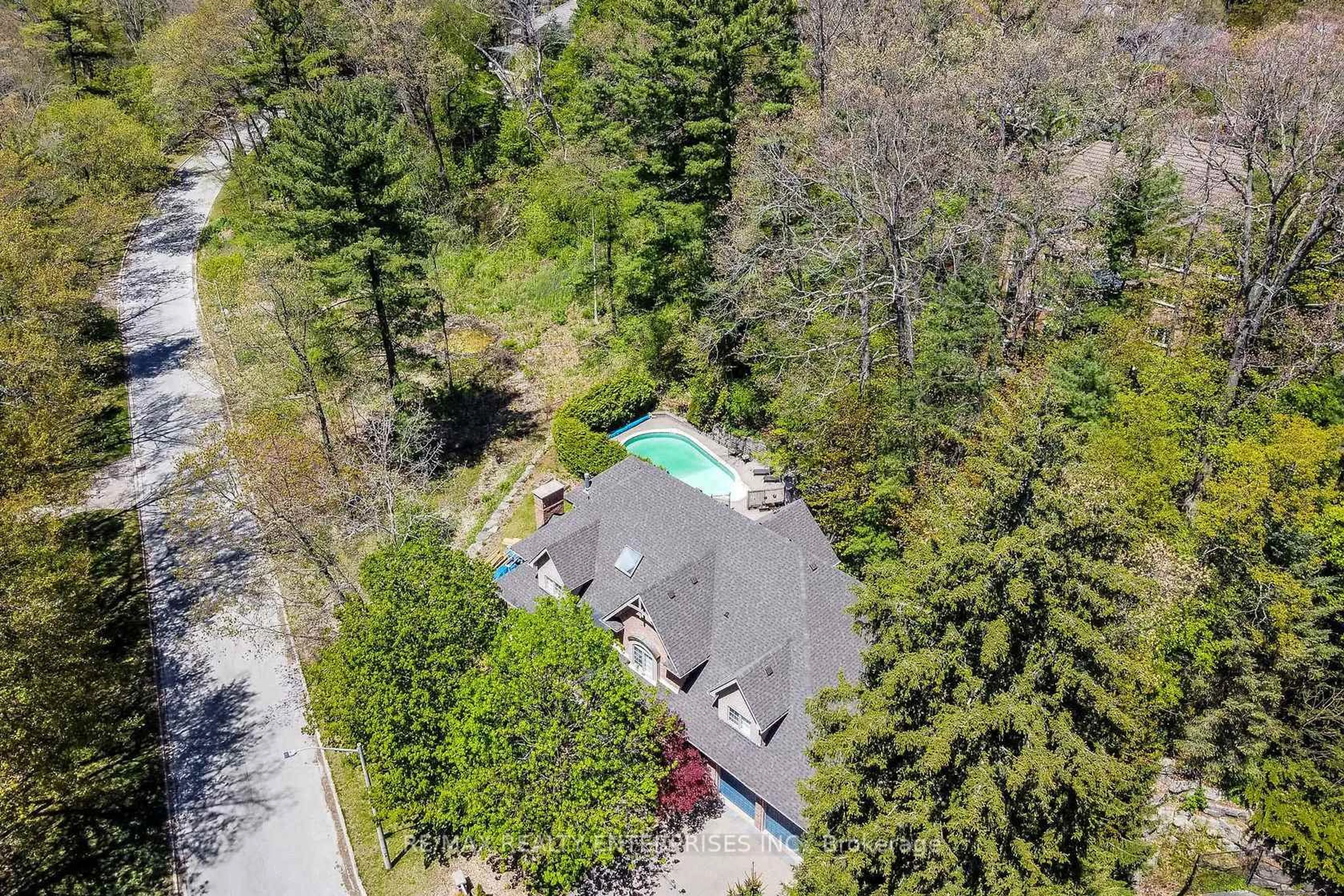 A pic from outside/outdoor area/front of a property/back of a property/a pic from drone, forest/trees view for 2045 Heartwood Crt, Mississauga Ontario L5C 4P7