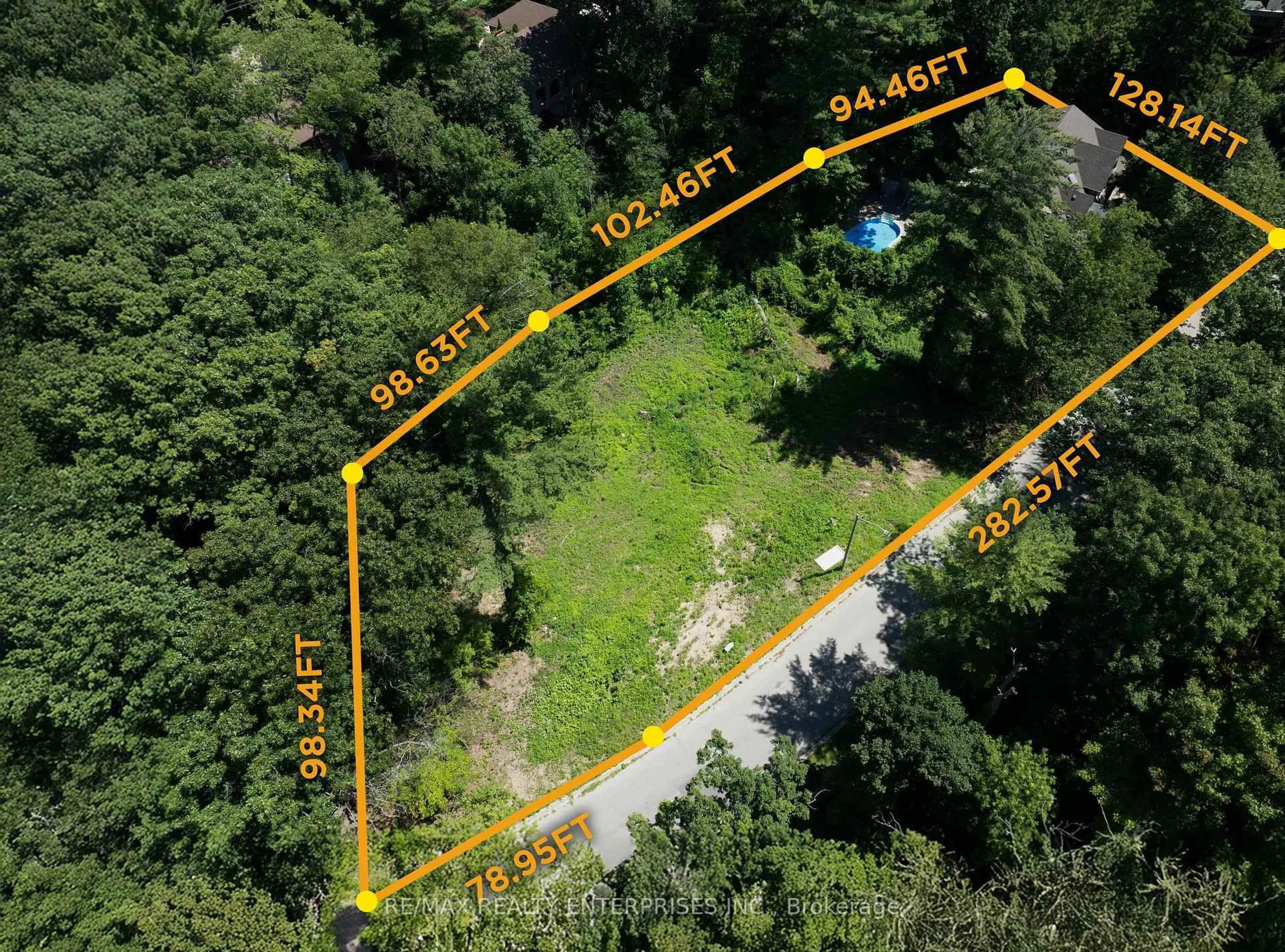 A pic from outside/outdoor area/front of a property/back of a property/a pic from drone, forest/trees view for 2045 Heartwood Crt, Mississauga Ontario L5C 4P7