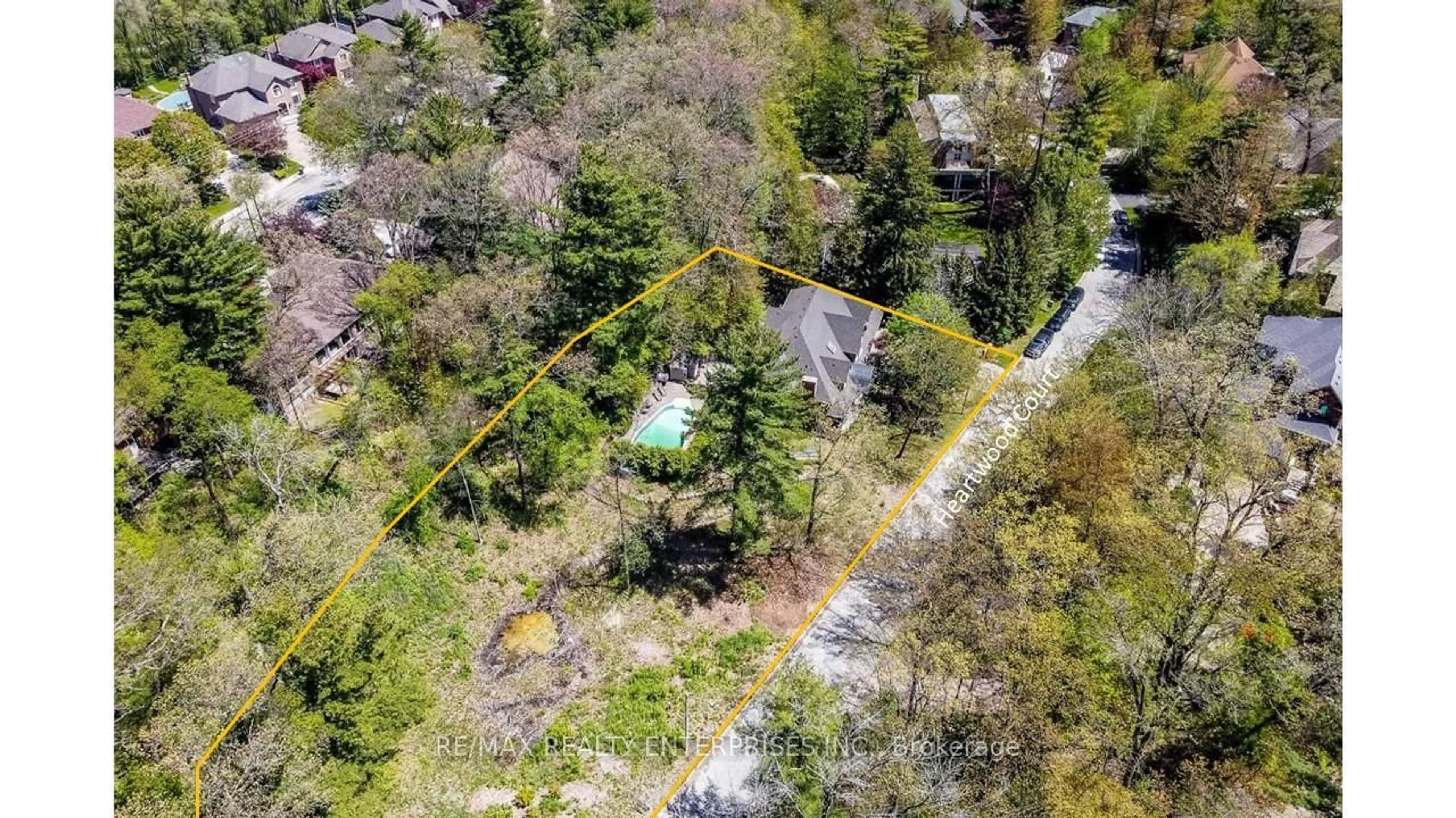 A pic from outside/outdoor area/front of a property/back of a property/a pic from drone, forest/trees view for 2045 Heartwood Crt, Mississauga Ontario L5C 4P7