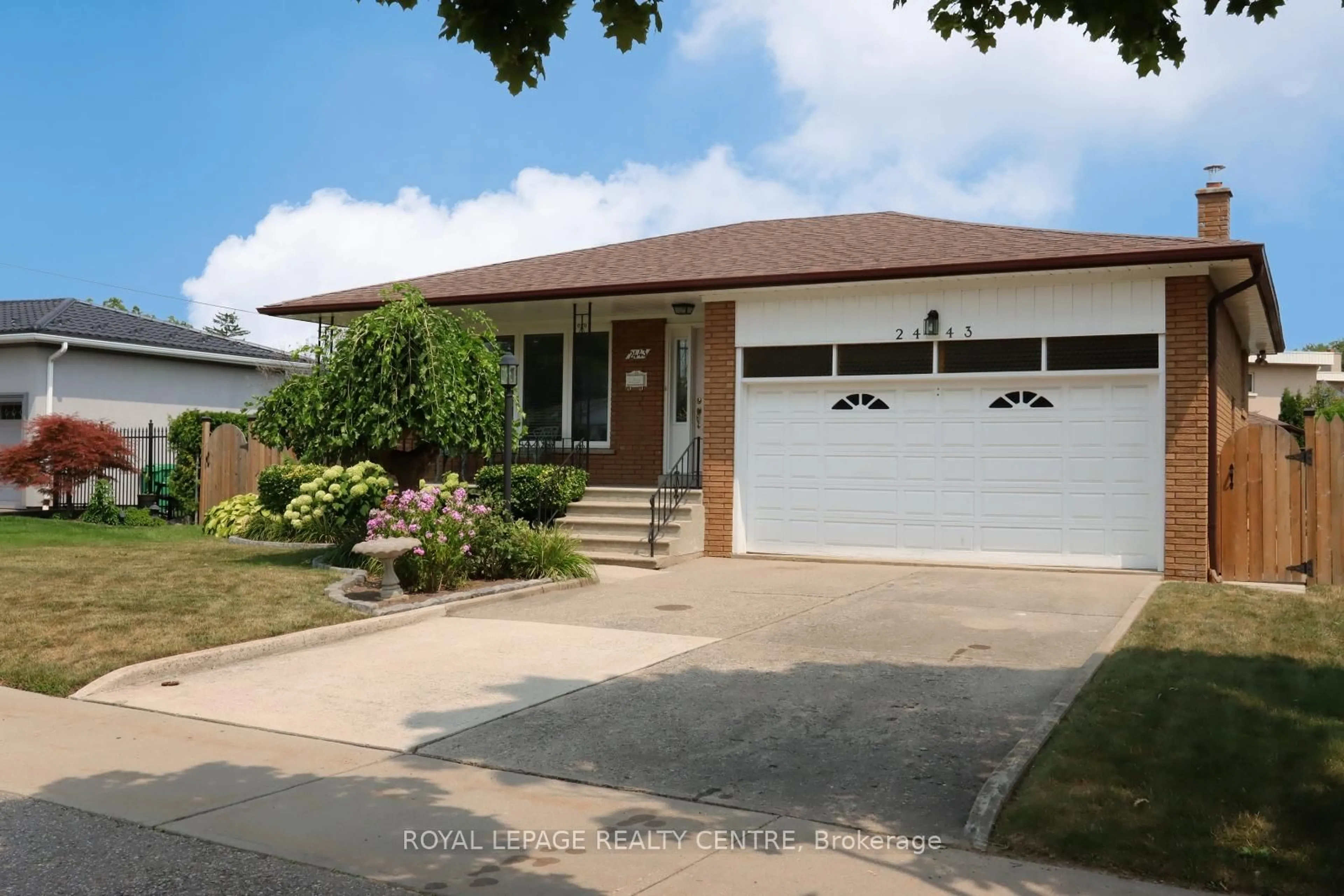 Home with vinyl exterior material, street for 2443 Cliff Rd, Mississauga Ontario L5A 2P1
