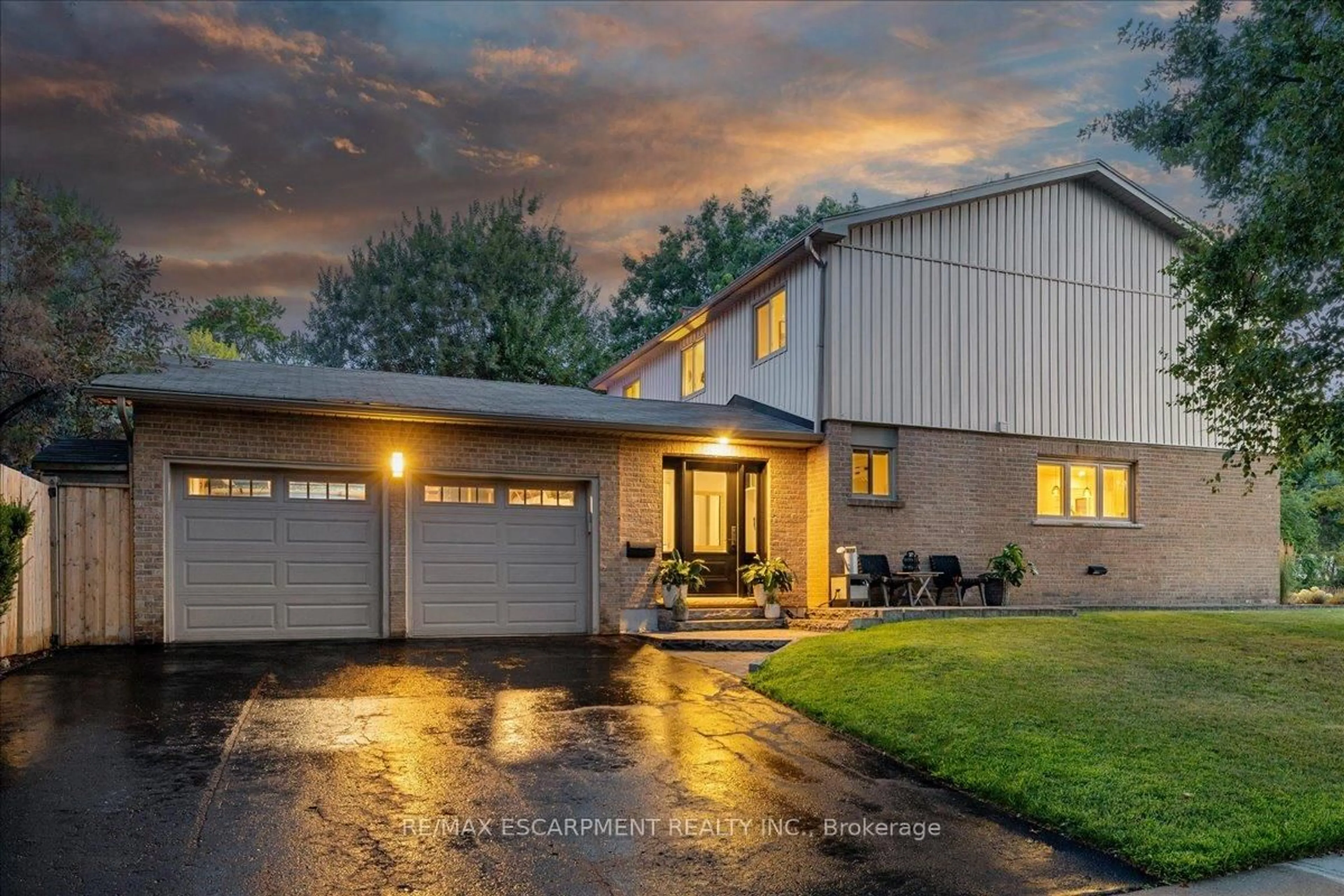 Home with vinyl exterior material, street for 1487 Chriseden Dr, Mississauga Ontario L5H 1V3