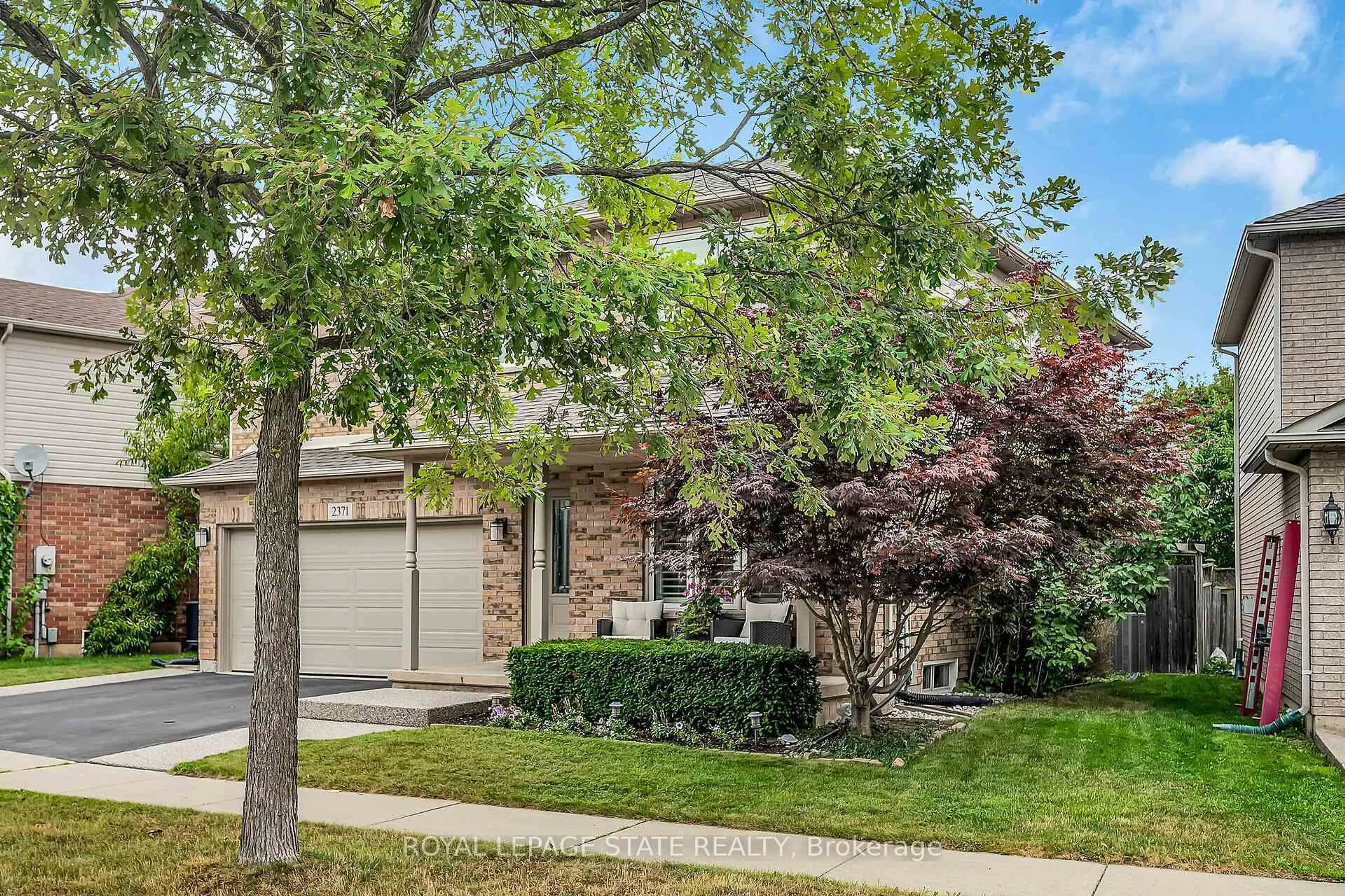 Home with brick exterior material, street for 2371 Pathfinder Dr, Burlington Ontario L7L 6N8