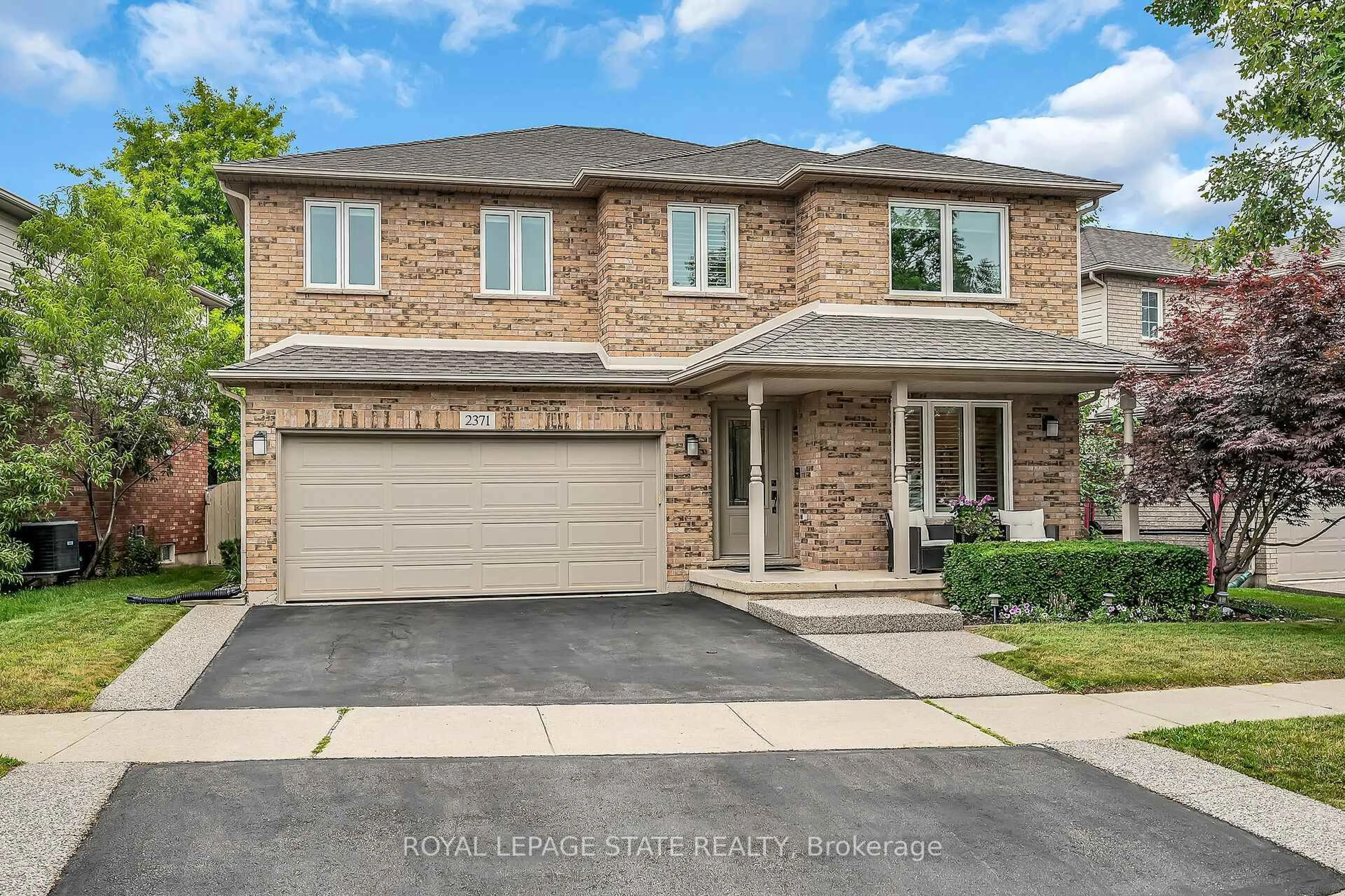 Home with brick exterior material, street for 2371 Pathfinder Dr, Burlington Ontario L7L 6N8