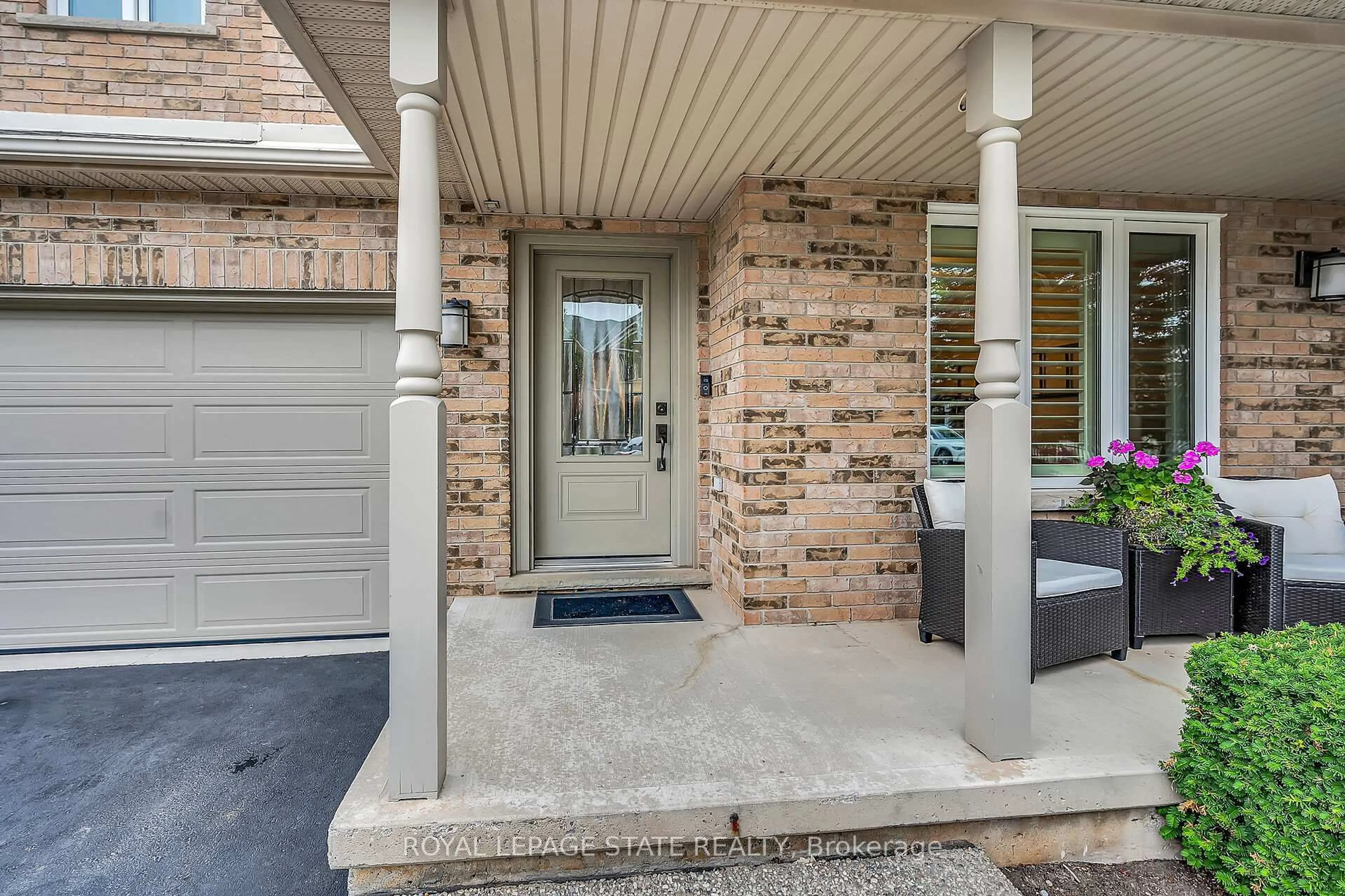 Indoor entryway for 2371 Pathfinder Dr, Burlington Ontario L7L 6N8