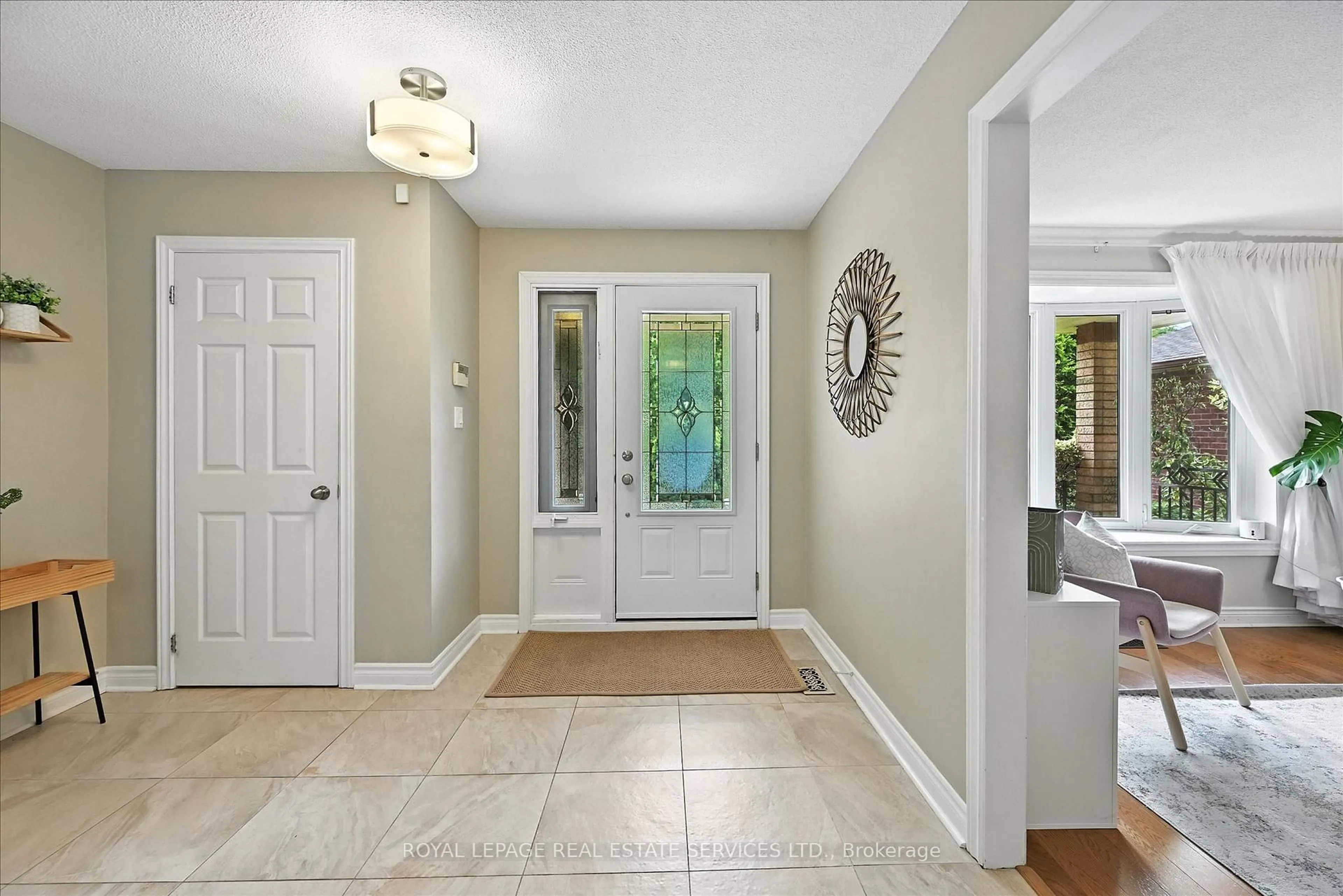 Indoor entryway for 2921 Mulberry Dr, Oakville Ontario L6J 7H4