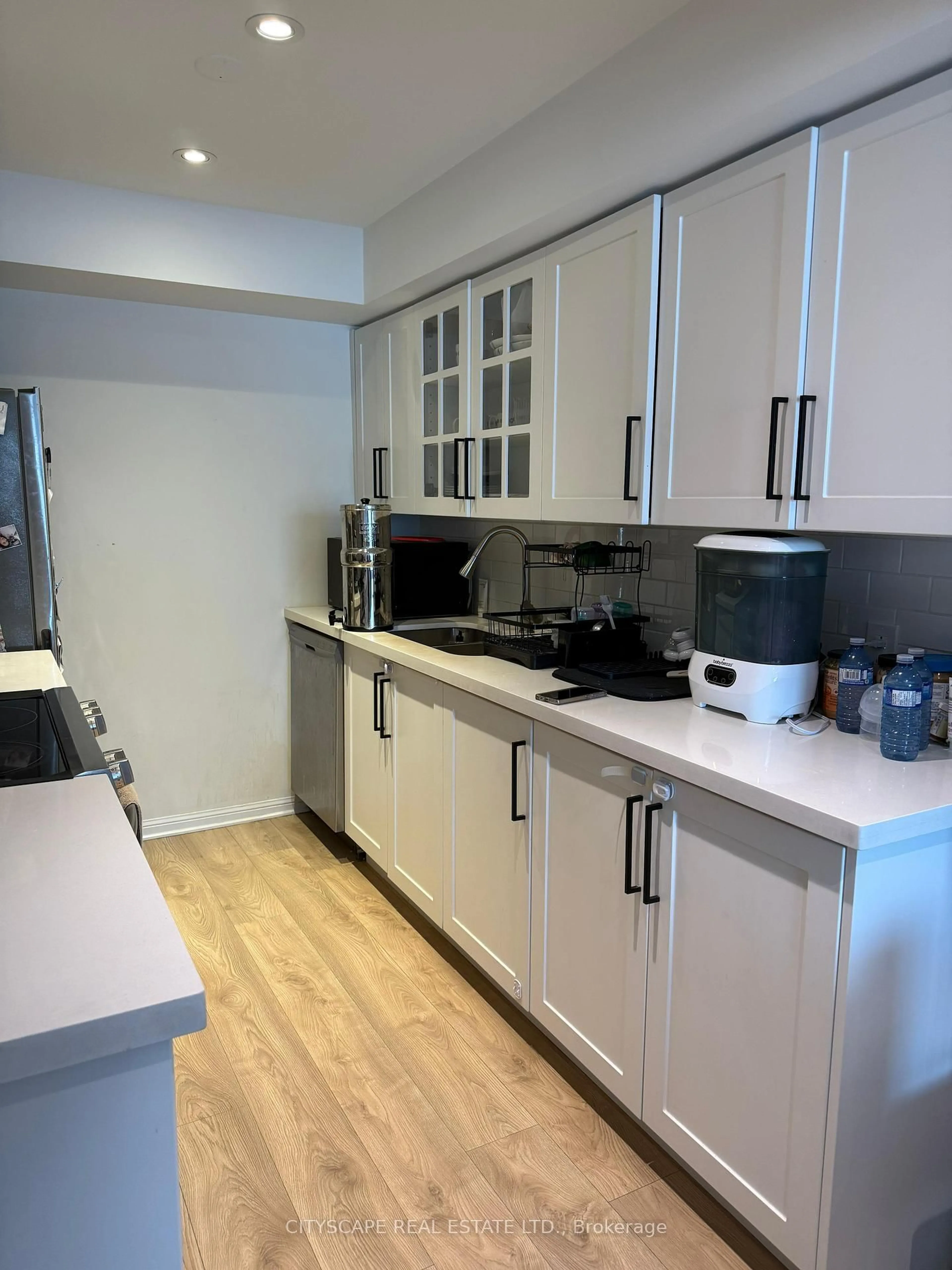 Standard kitchen, wood/laminate floor for 4620 Guildwood Way #10, Mississauga Ontario L5R 4H5
