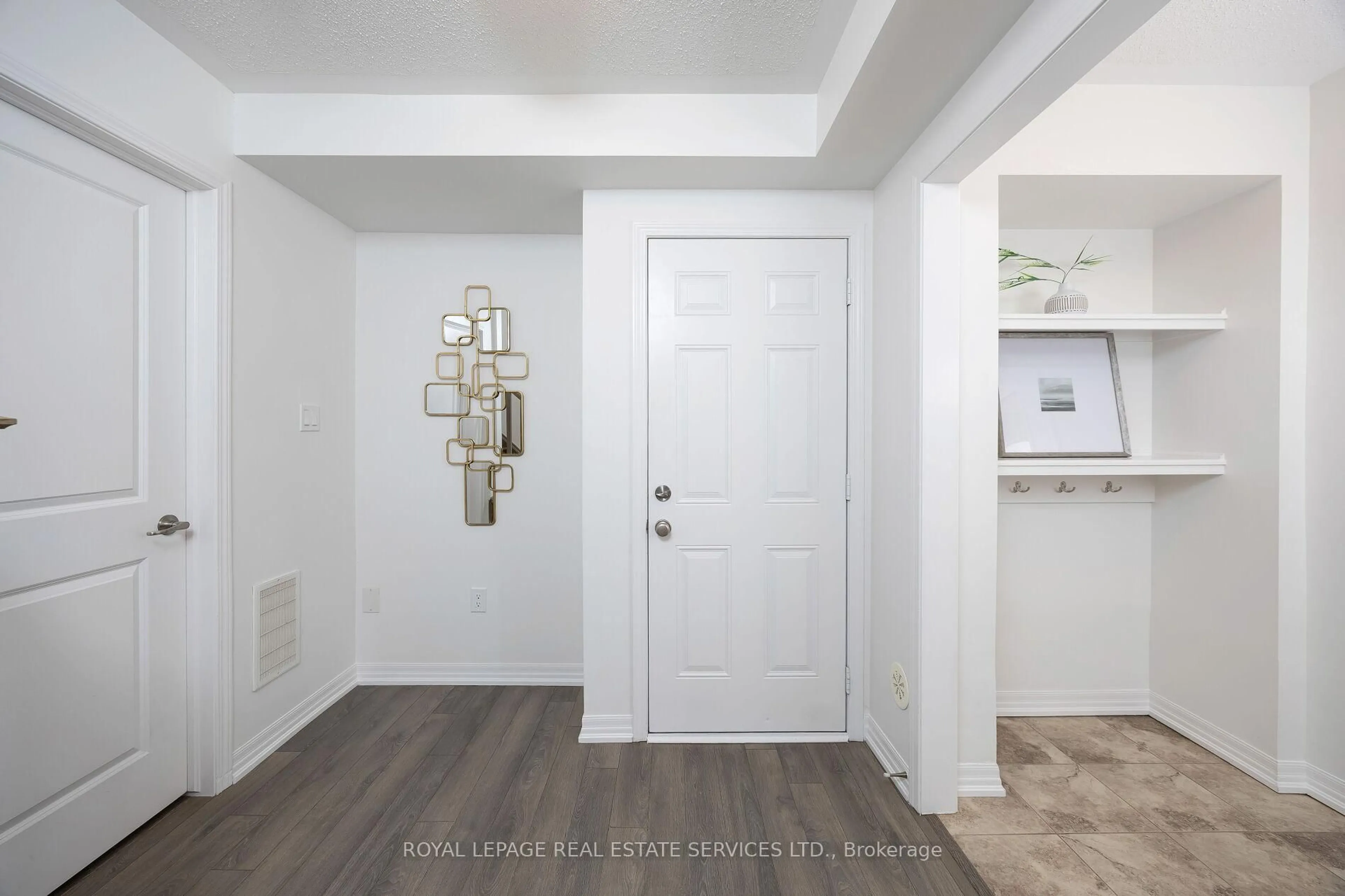 Indoor entryway for 242 Betsy Dr, Oakville Ontario L6M 0V3