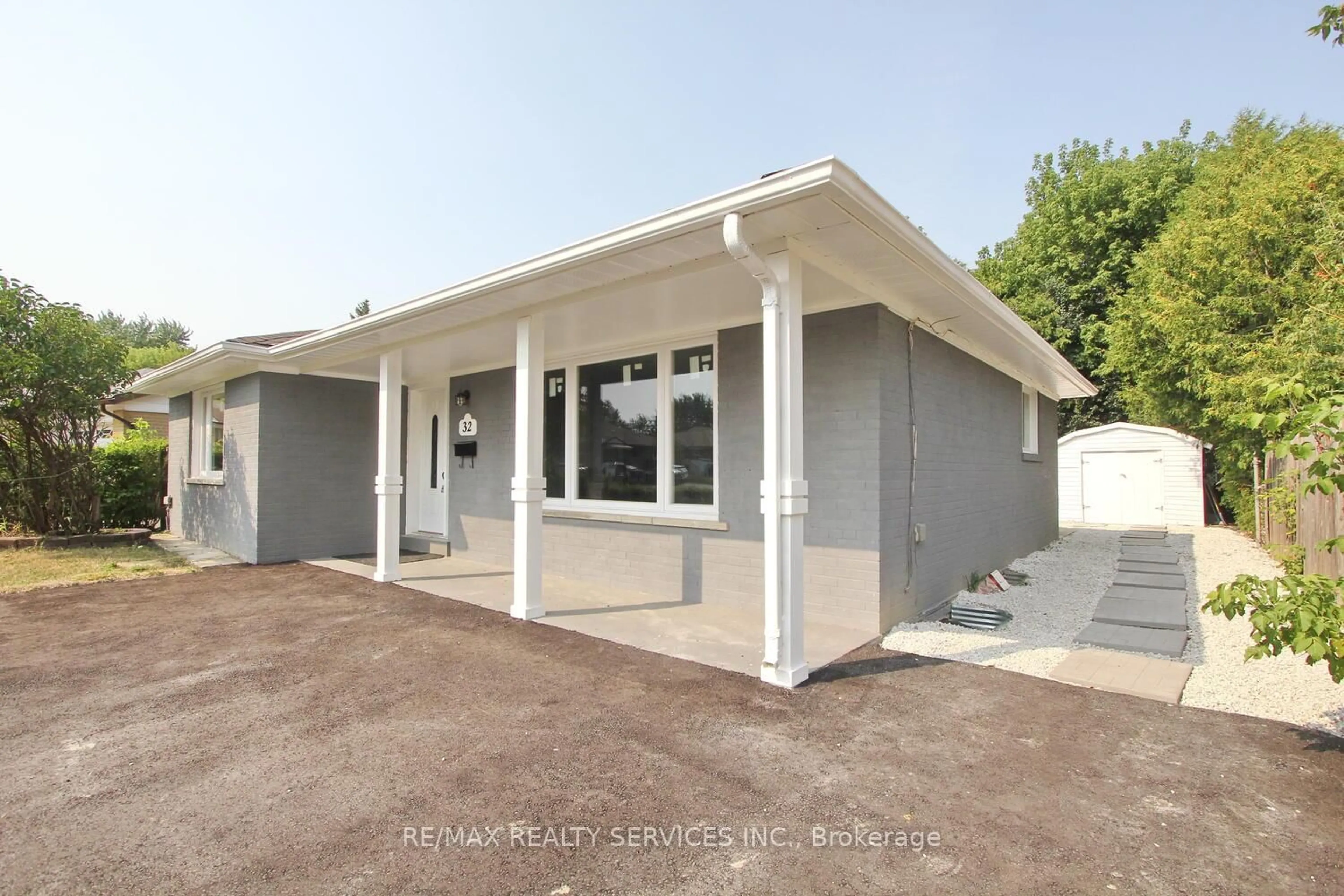 Home with vinyl exterior material, building for 32 Sanford Cres, Brampton Ontario L6X 2C3