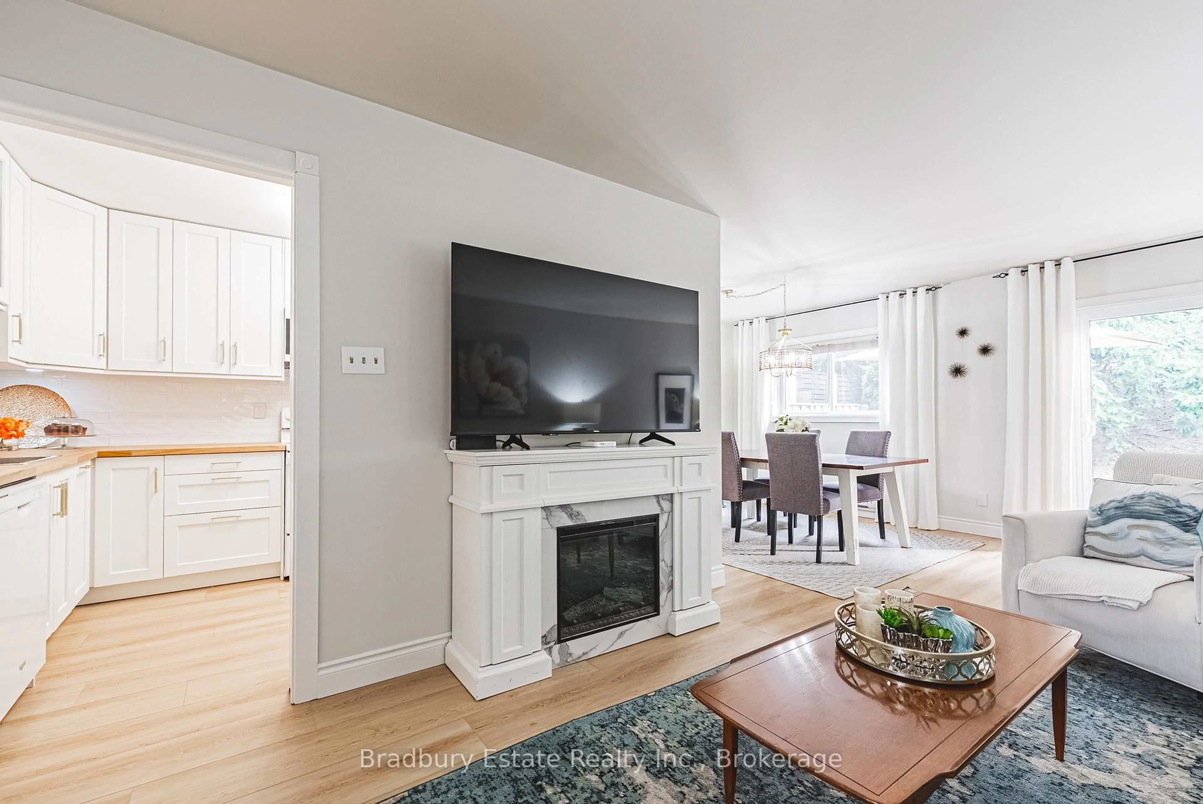 Living room with furniture, wood/laminate floor for 1419 Ester Dr #9, Burlington Ontario L7P 1L5