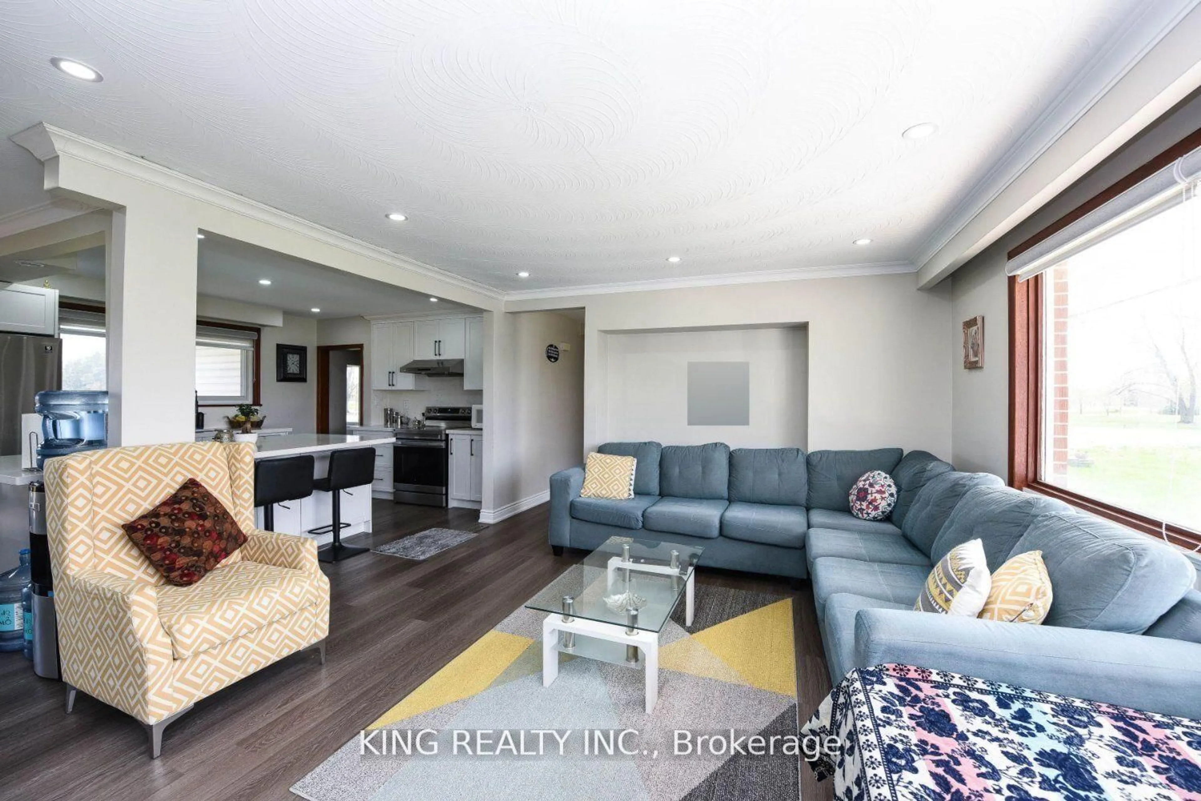 Living room with furniture, wood/laminate floor for 14771 Dixie Rd, Caledon Ontario L7C 2M9
