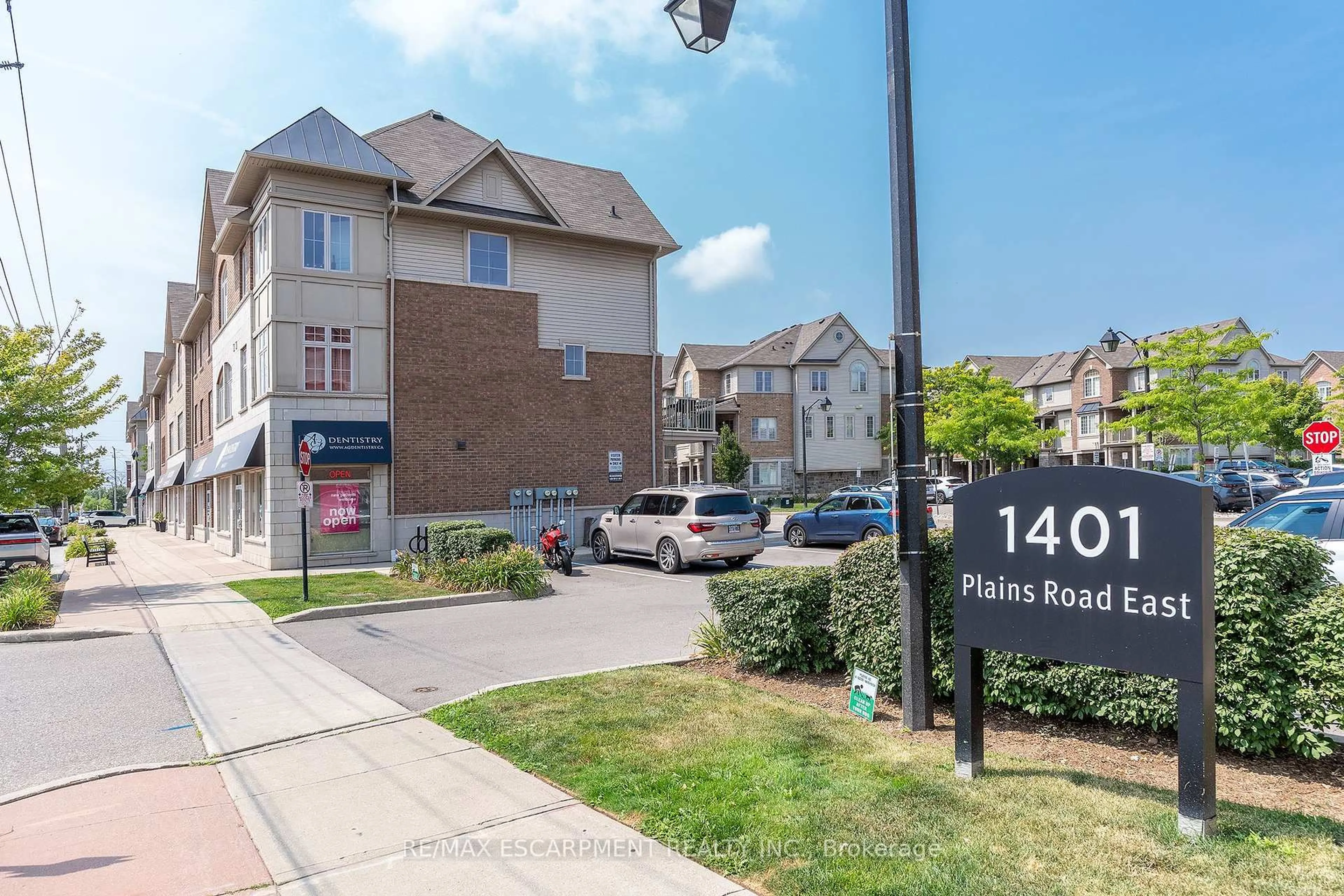 A pic from outside/outdoor area/front of a property/back of a property/a pic from drone, street for 1401 Plains Rd #26, Burlington Ontario L7R 3P8